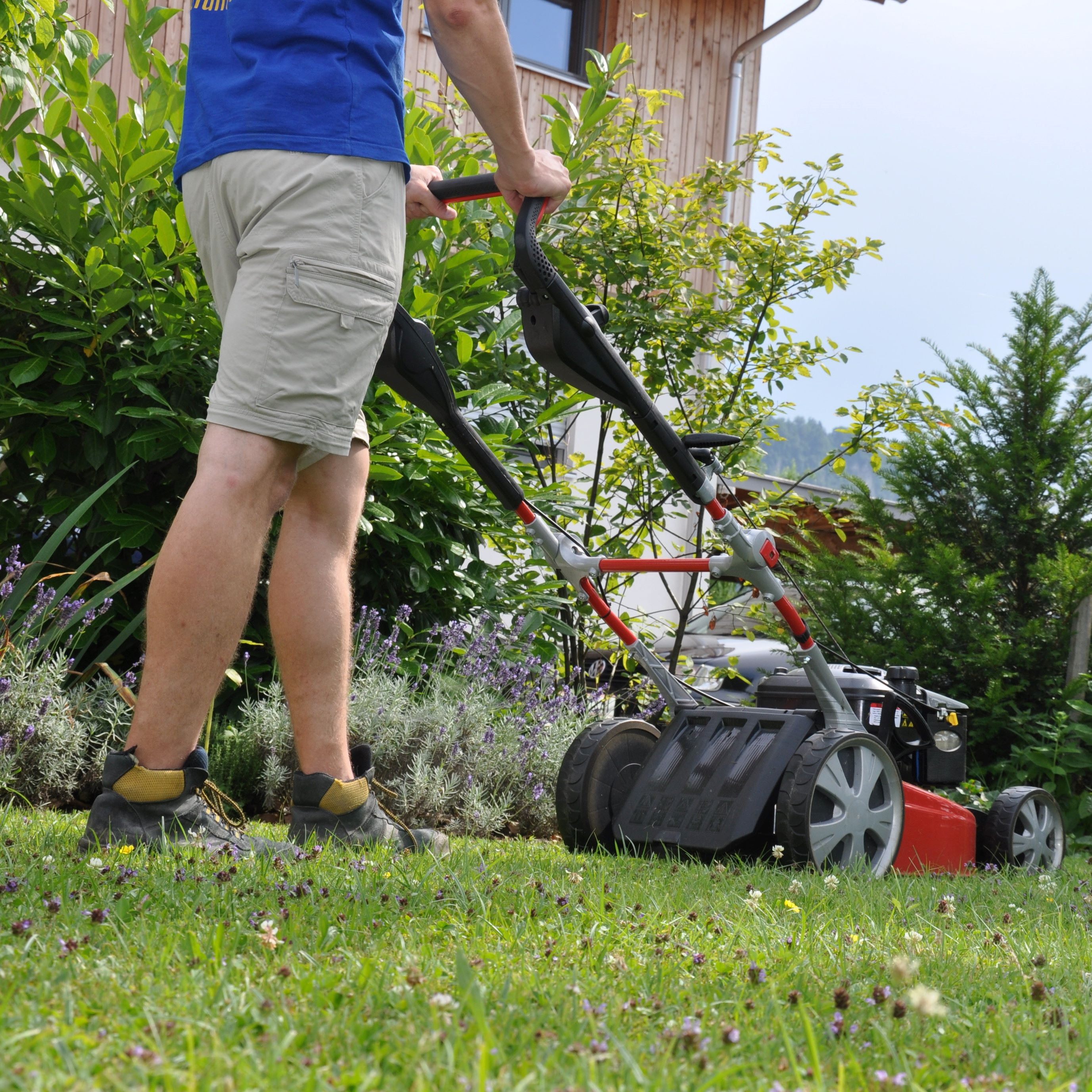 Tipps für sicheres Rasenmähen.