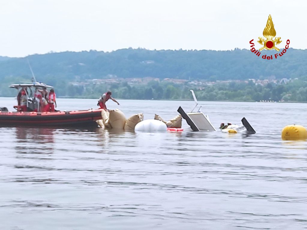 Schiffsbergung am Lago Maggiore.