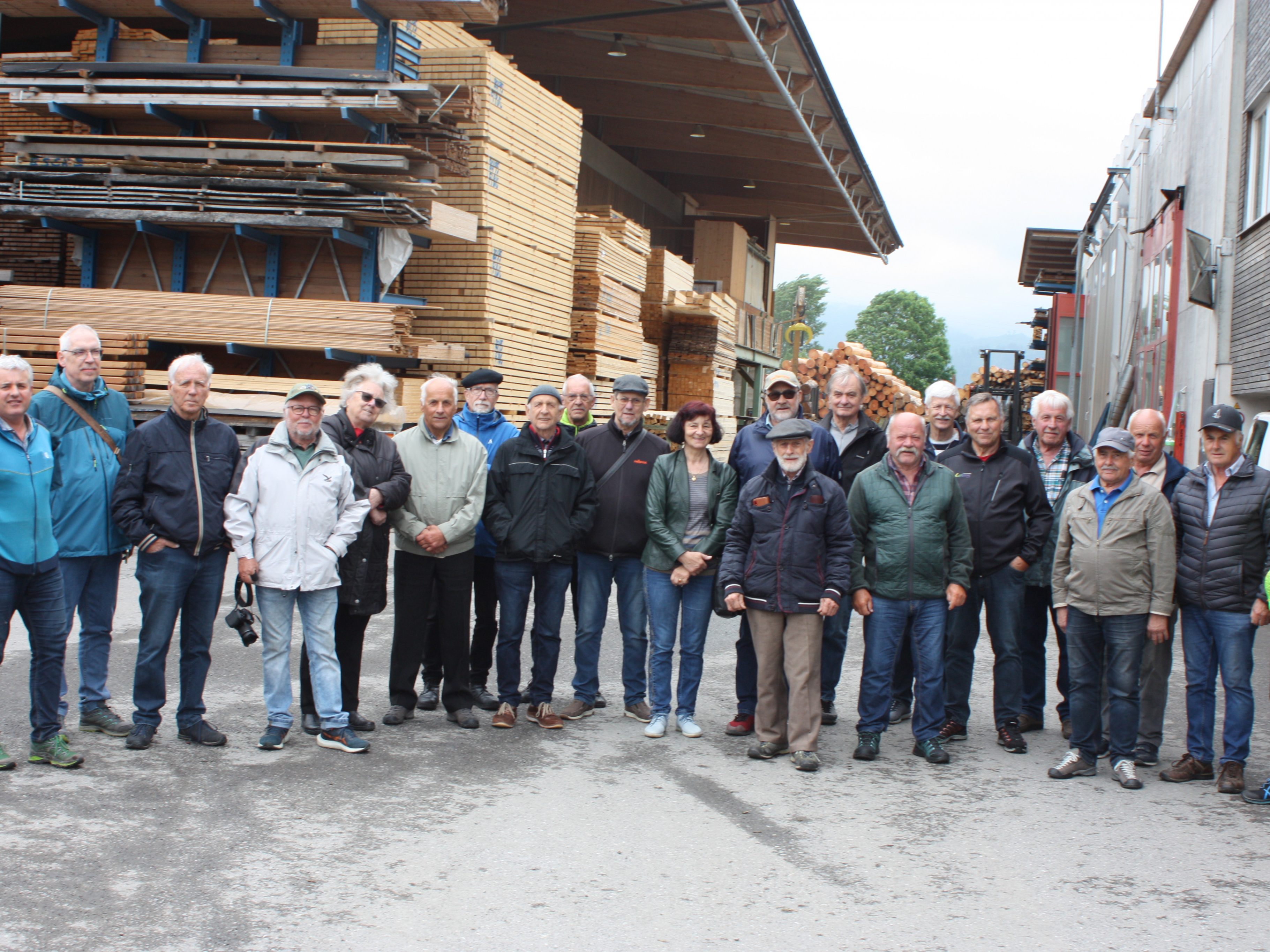 Vorarlberg 50 Plus Ortsgruppe Zwischenwasser besuchte die Firma Welte Holzbau in Brederis.