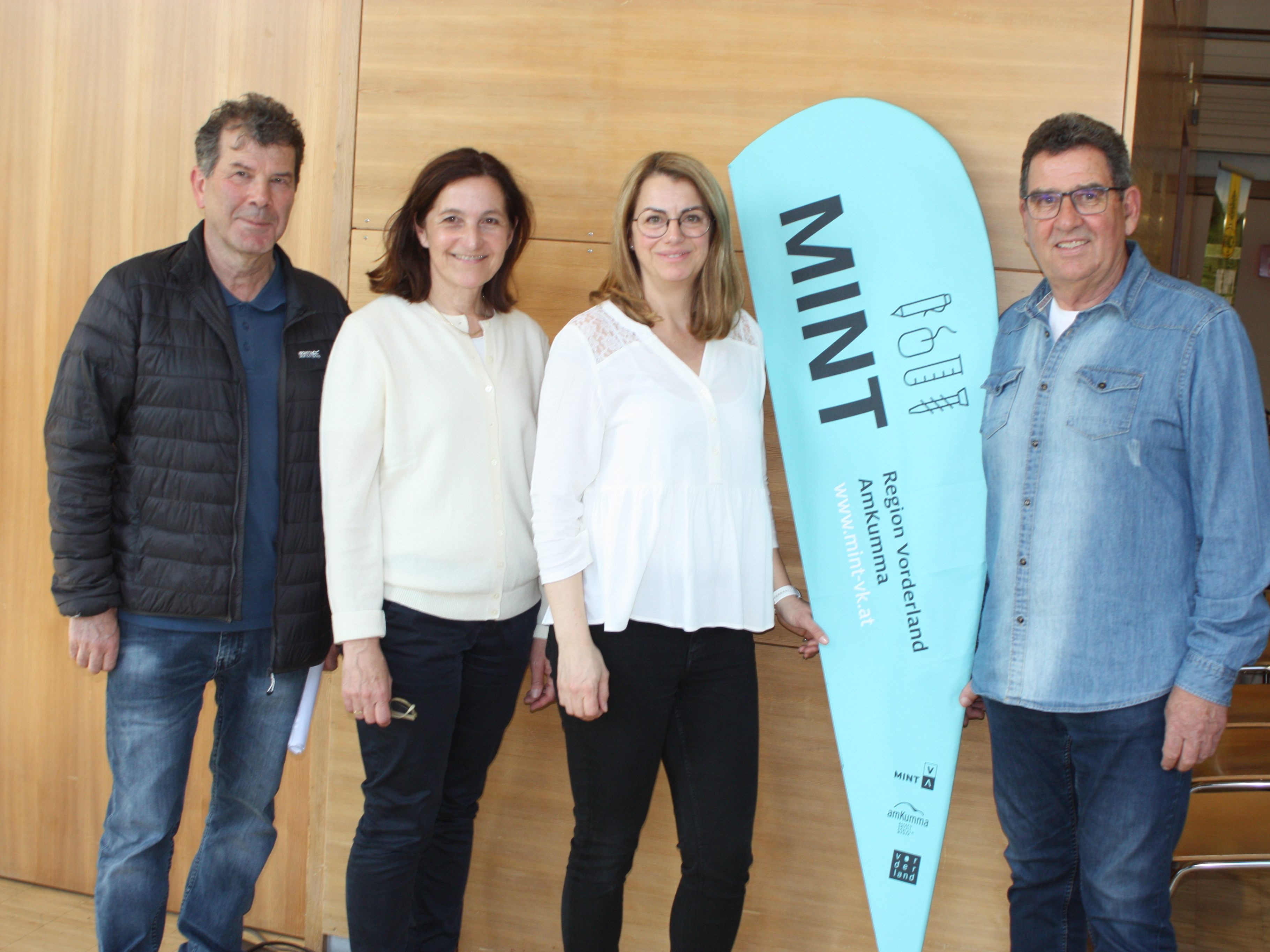 MINT-Koordinator Norbert Preg, Bürgerservice Leiterin Natalie Wojtech, Gemeinde Mitarbeiterin und OK-Chefin Iris Loacker und GR Helmut Jenny waren hochzufrieden. MINT-Koordinator Norbert Preg, Bürgerservice Leiterin Natalie Wojtech, Gemeinde Mitarbeiterin und OK-Chefin Iris Loacker und GR Helmut Jenny waren hochzufrieden.