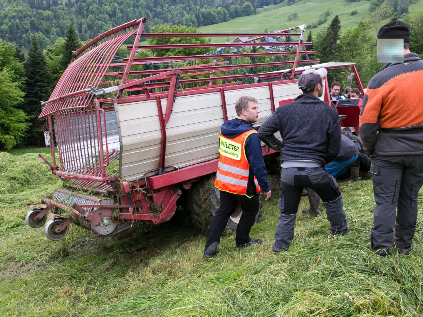 Mit landwirtschaftlichem Fahrzeug umgekippt Mit landwirtschaftlichem Fahrzeug umgekippt