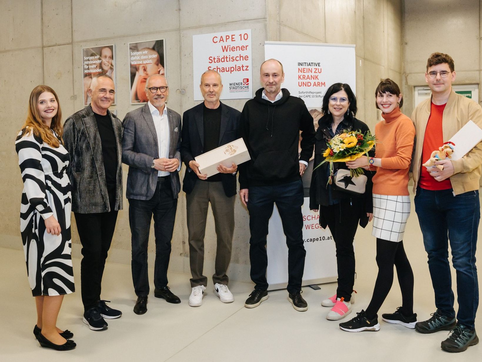 Erwin Wurm, Roswitha Schuller und Markus Hanakam ihre gespendeten Kunstwerke.