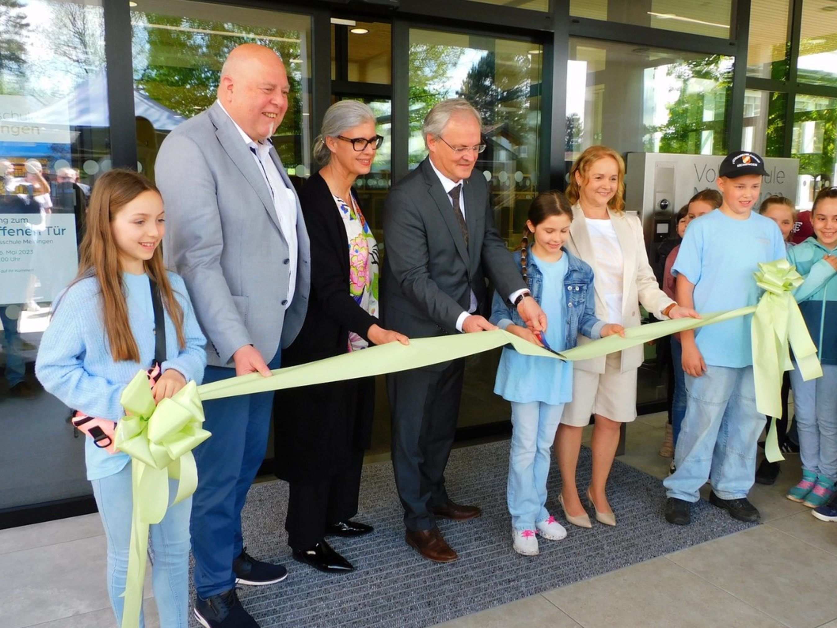 Bürgermeister Thomas Pinter, SQM Angelika Kaufmann, Landtagspräsident Harald Sonderegger und Direktorin Hermine Hebenstreit bei der offiziellen Eröffnung der neuen Volksschule