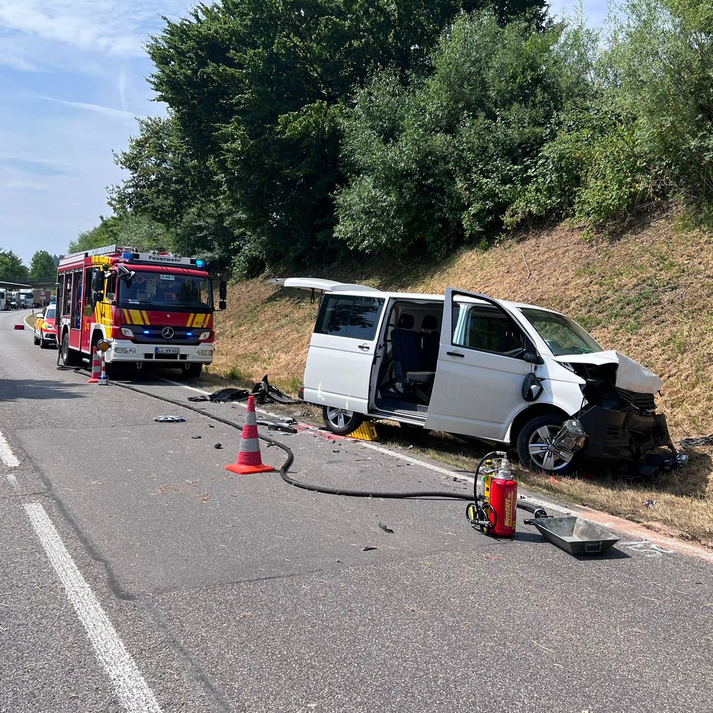 Mehrere Verletzte nach Frontalkollision auf der B31.