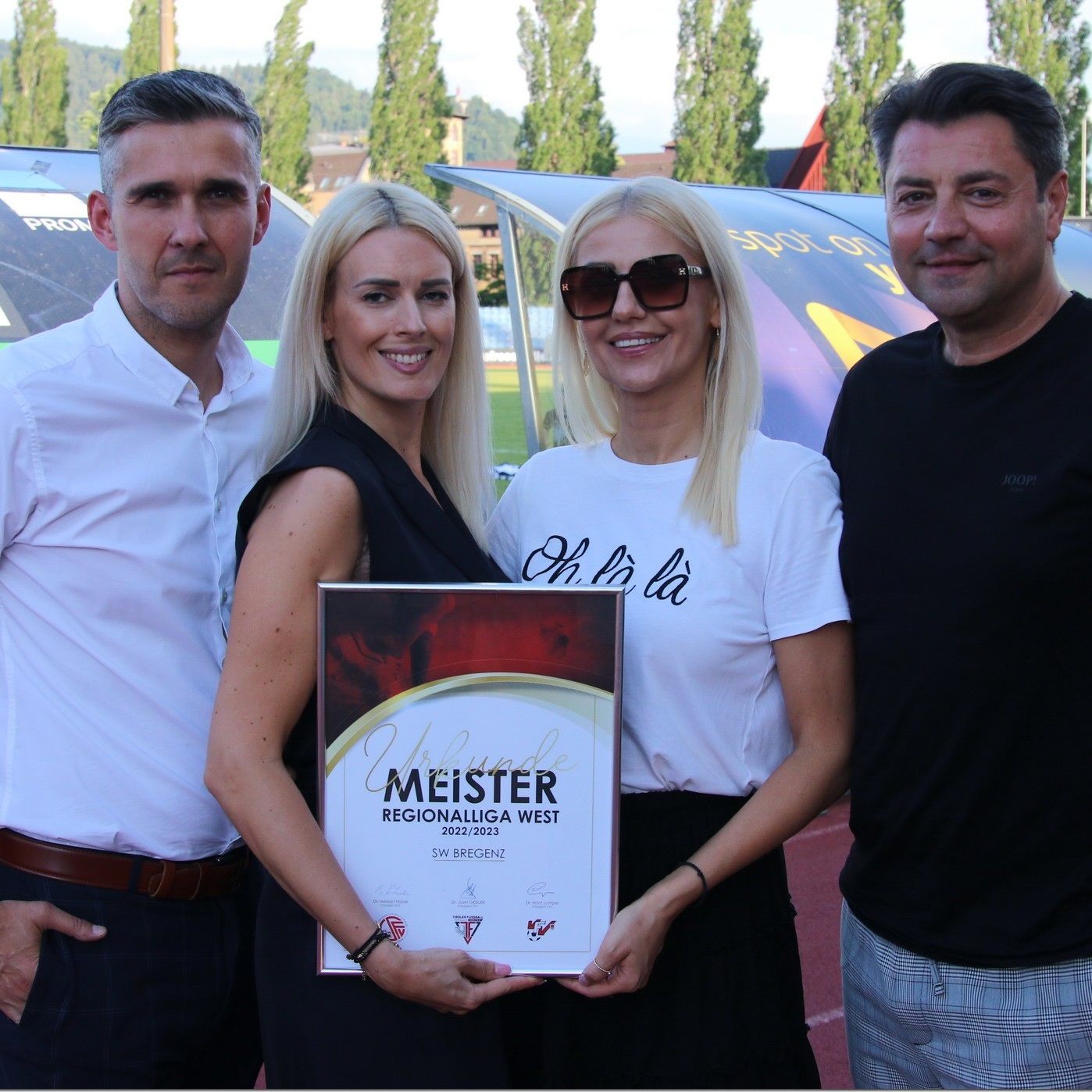 Freude bei SW Sportchef Predrag Zivanovic mit Gattin und Zoran Tomic mit Gattin.