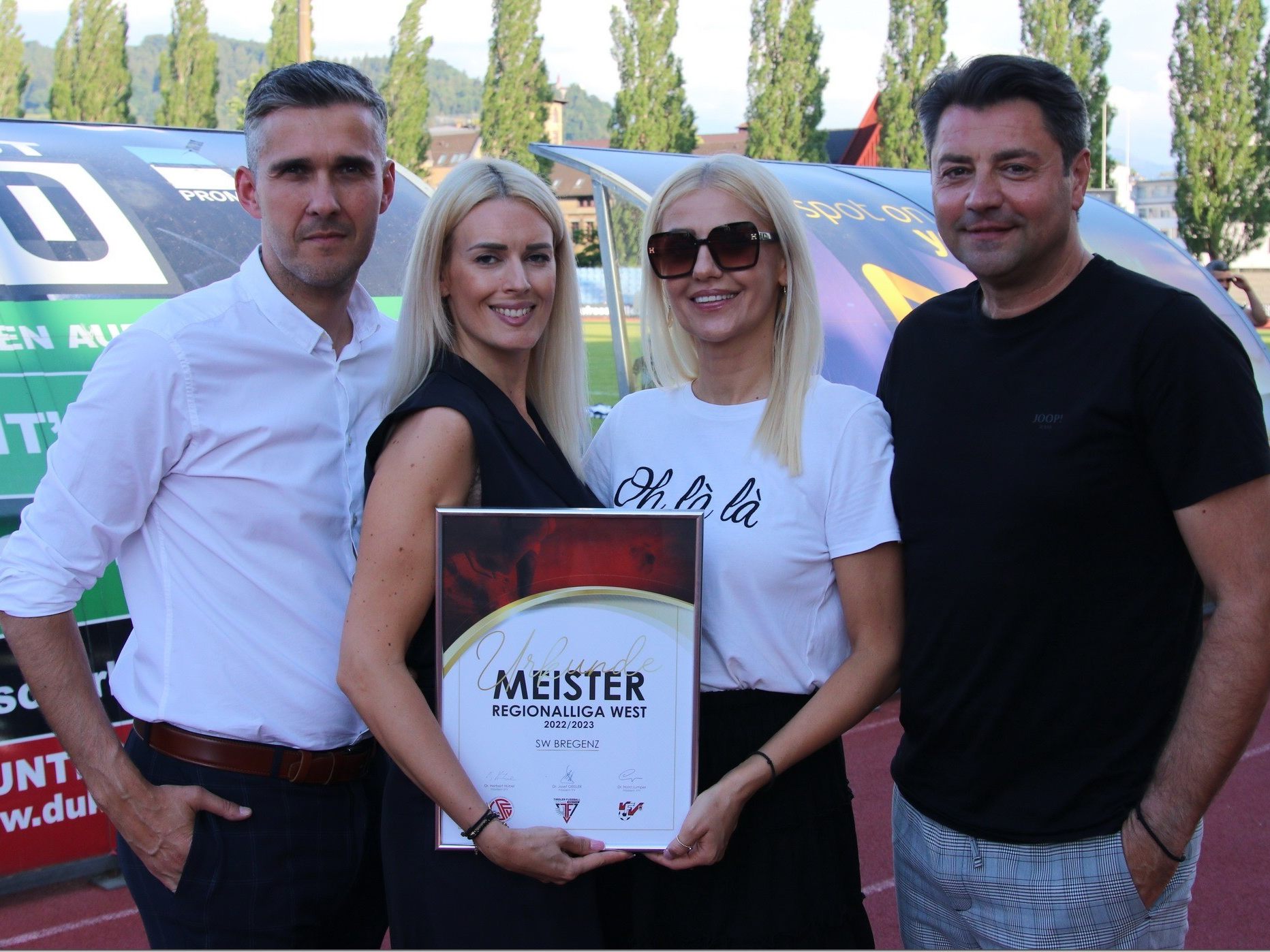 Freude bei SW Sportchef Predrag Zivanovic mit Gattin und Zoran Tomic mit Gattin. Freude bei SW Sportchef Predrag Zivanovic mit Gattin und Zoran Tomic mit Gattin.