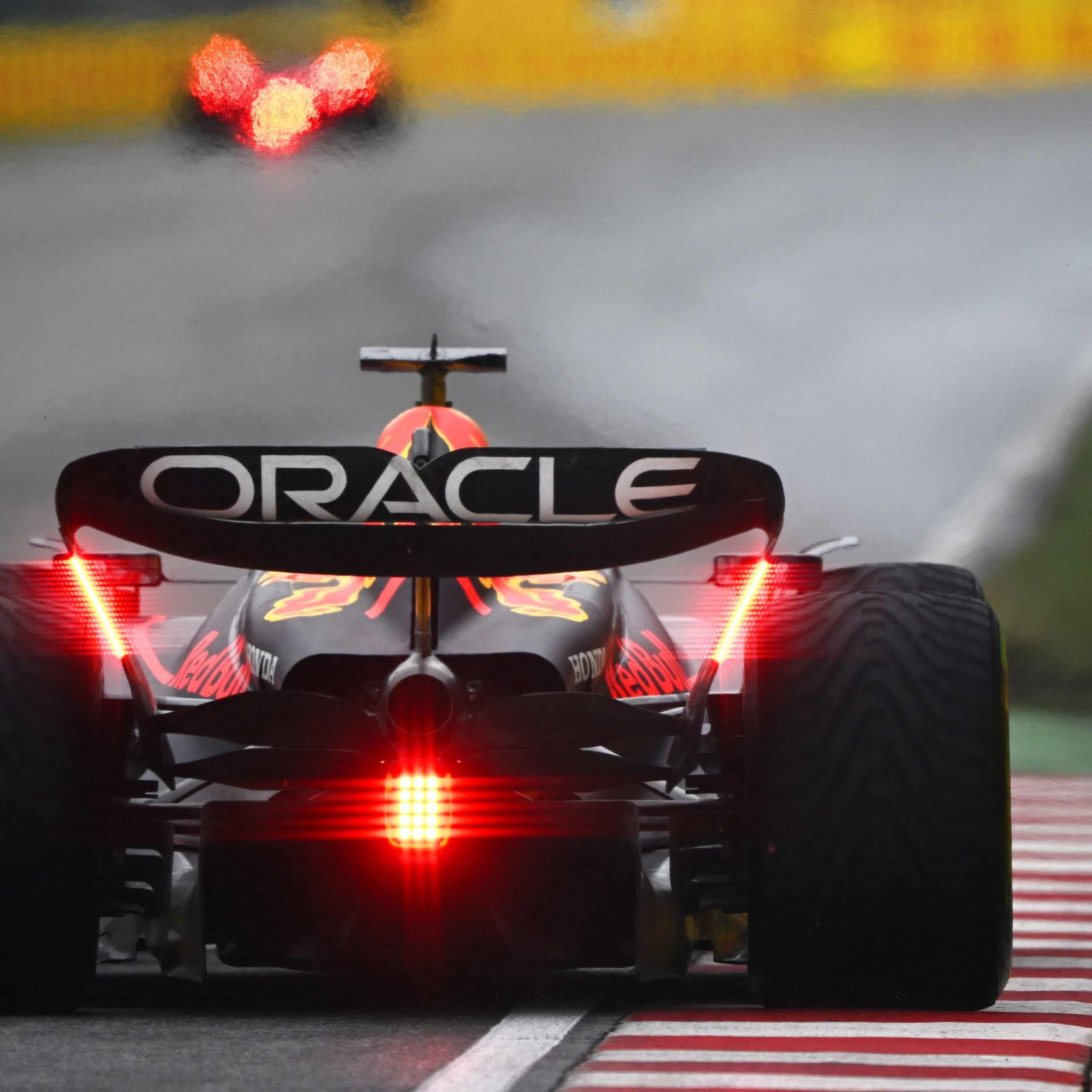 Max Verstappen startet am Sonntag von der Pole Position.