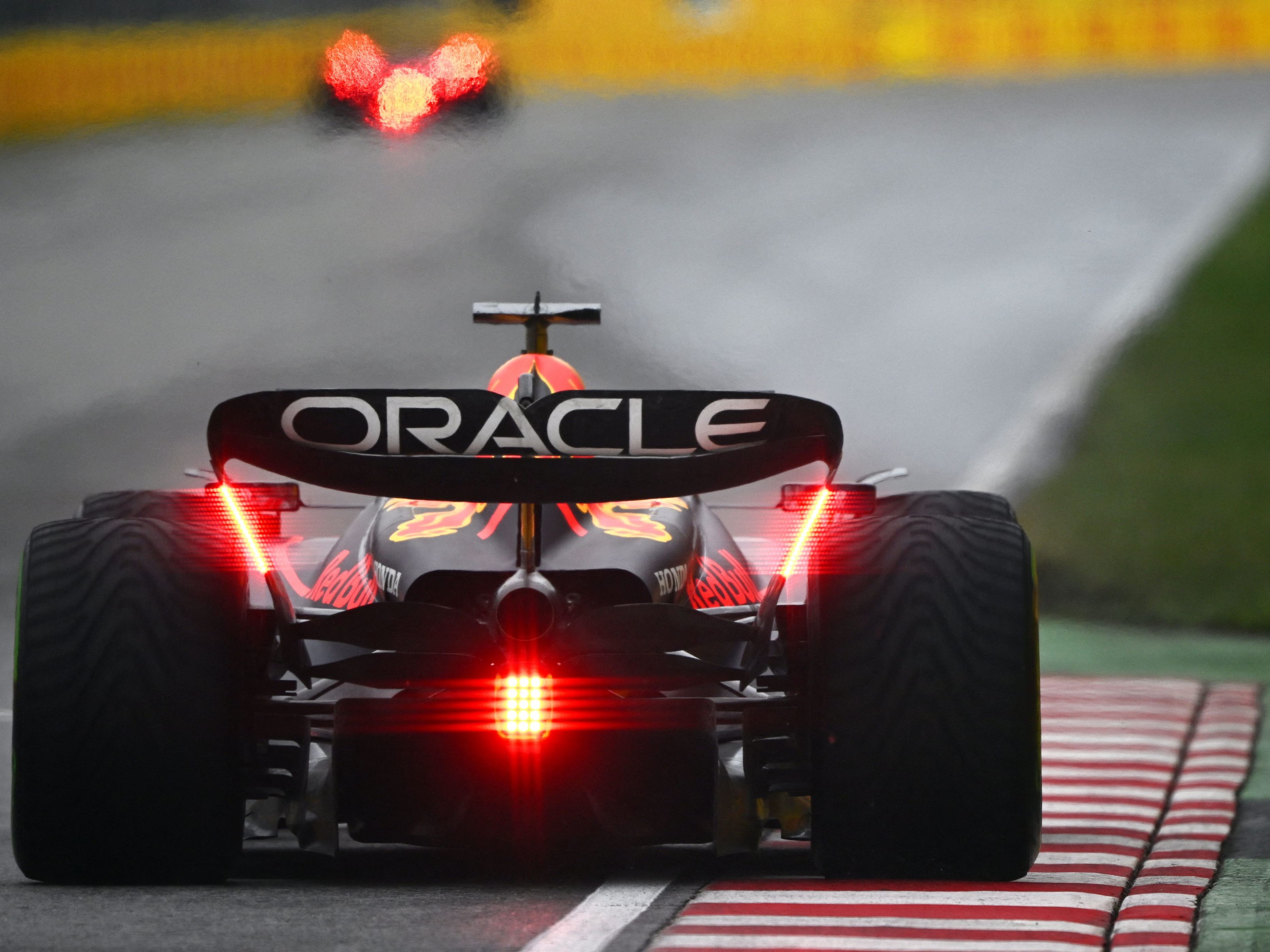 Max Verstappen startet am Sonntag von der Pole Position.