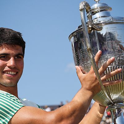 Alcaraz jubelt über ersten Rasen-Titel