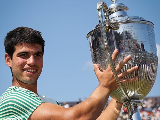 Alcaraz jubelt über ersten Rasen-Titel Alcaraz jubelt über ersten Rasen-Titel