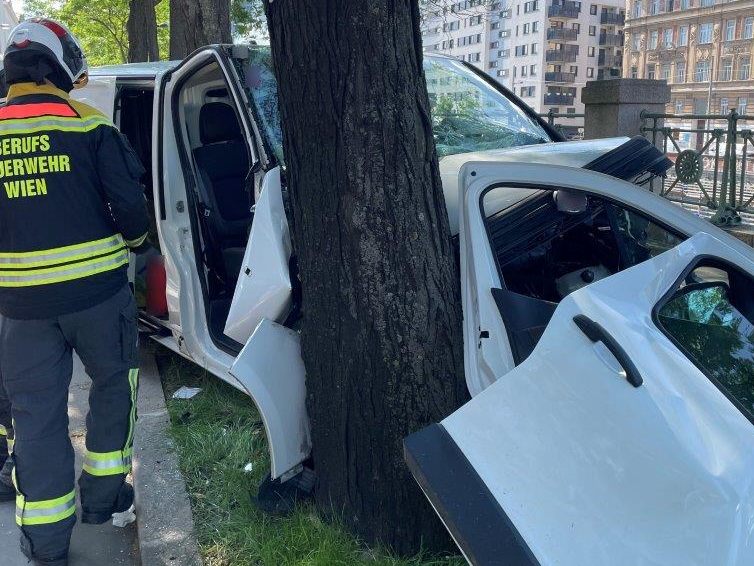 Ein Lenker wurde von der Feuerwehr aus seinem Auto befreit. Ein Lenker wurde von der Feuerwehr aus seinem Auto befreit.