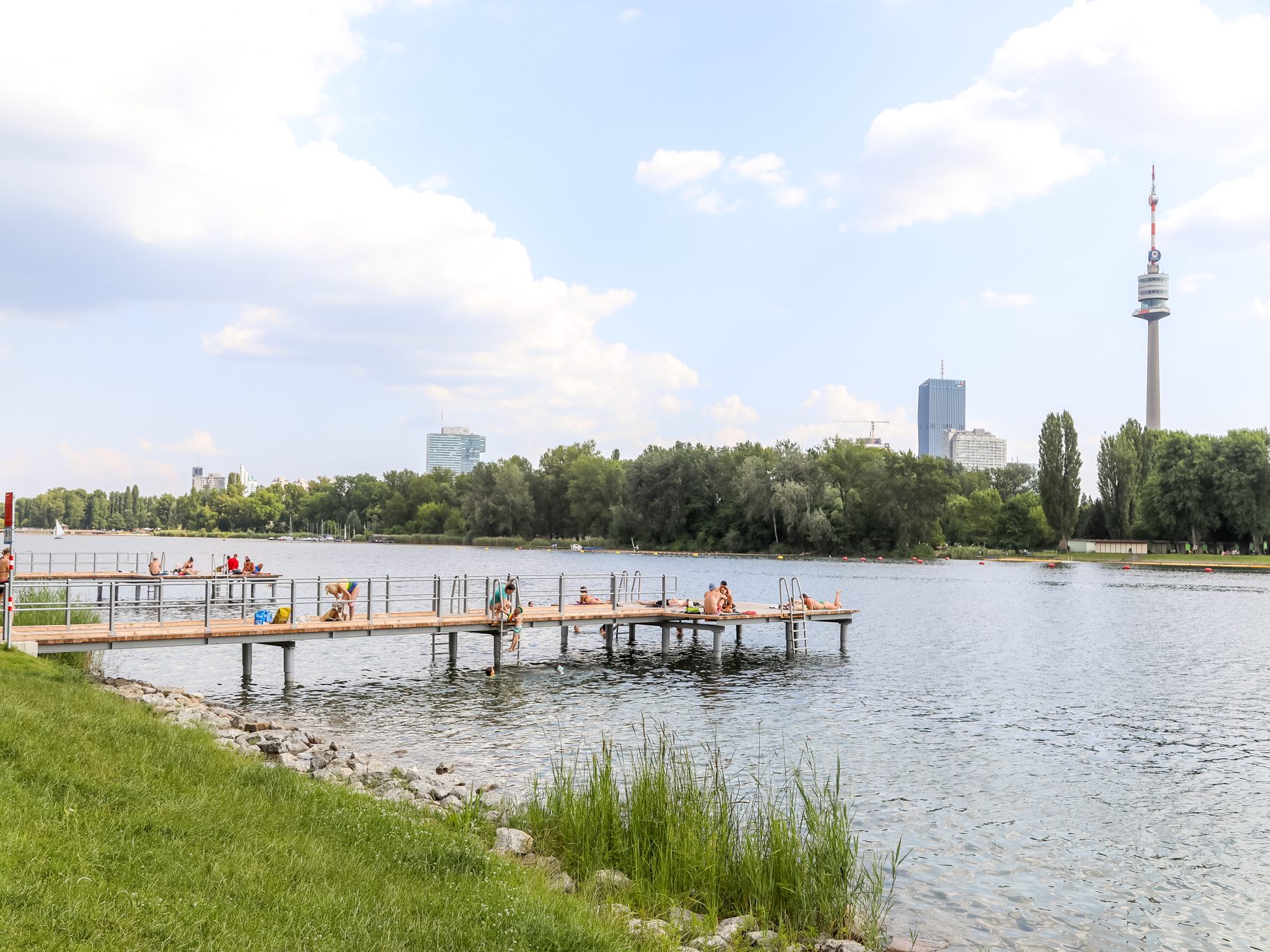Die neuen Badestege erleichtern den Einstieg ins Wasser. Die neuen Badestege erleichtern den Einstieg ins Wasser.