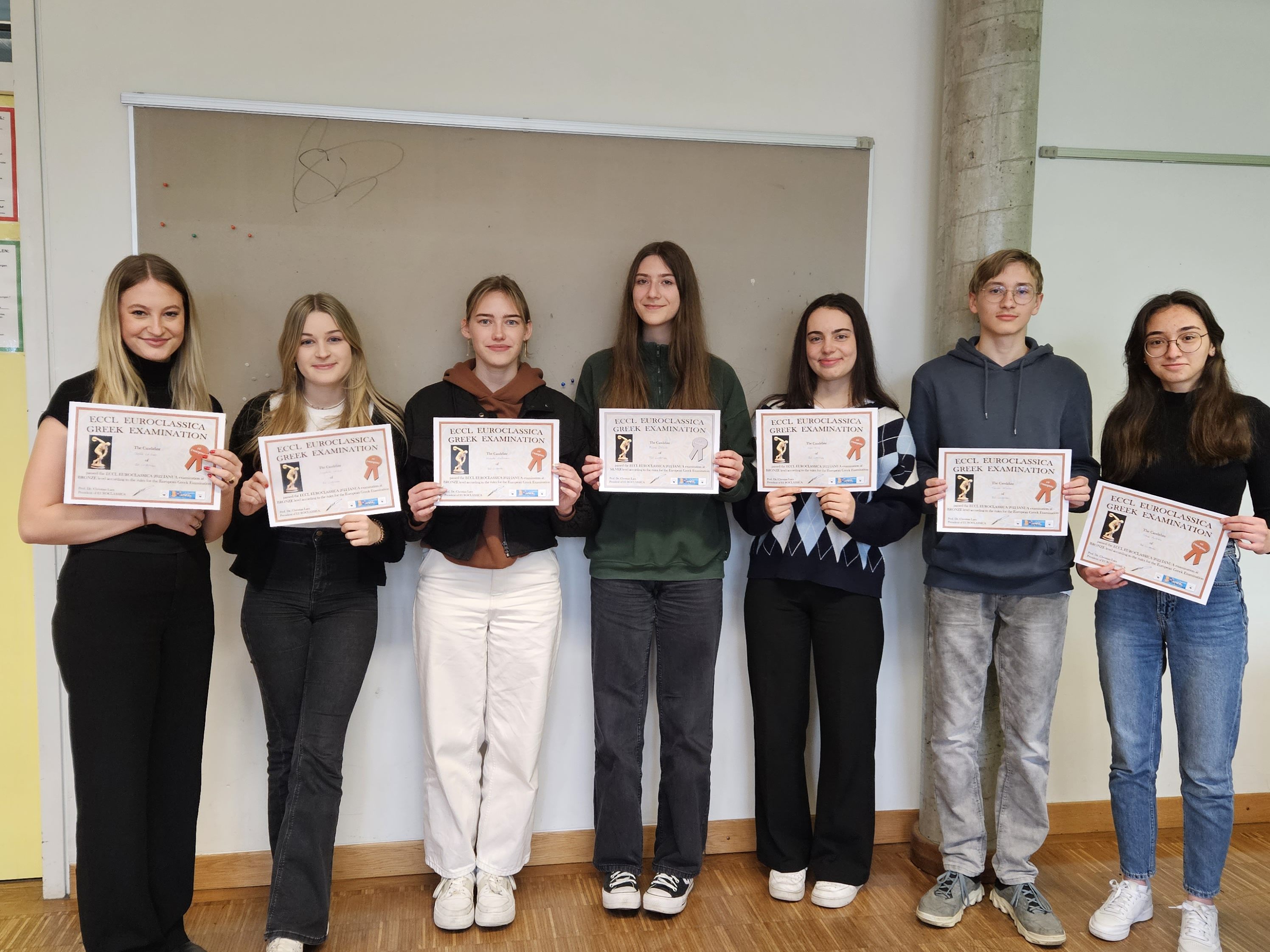 Stella Leitner, Annabelle Larcher, Michelle Gießmann, Flora Bösch, Inès Mille, Tarim Winter und Tuba Aytekin (von links) freuen sich über ihre Zertifikate Stella Leitner, Annabelle Larcher, Michelle Gießmann, Flora Bösch, Inès Mille, Tarim Winter und Tuba Aytekin (von links) freuen sich über ihre Zertifikate