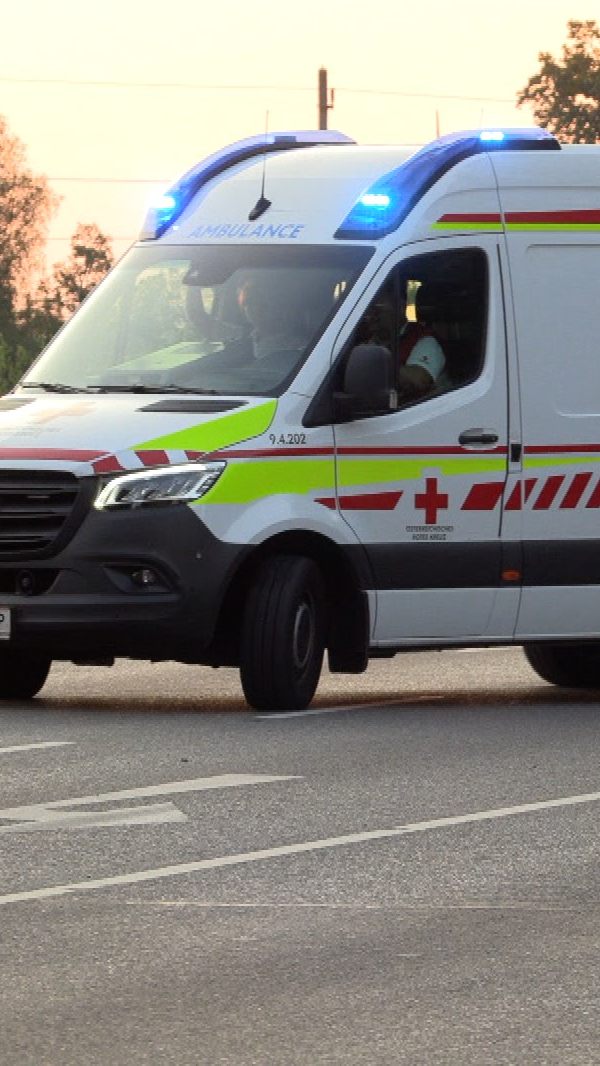 Zwei Personen bei Unfall in Dornbirn verletzt.