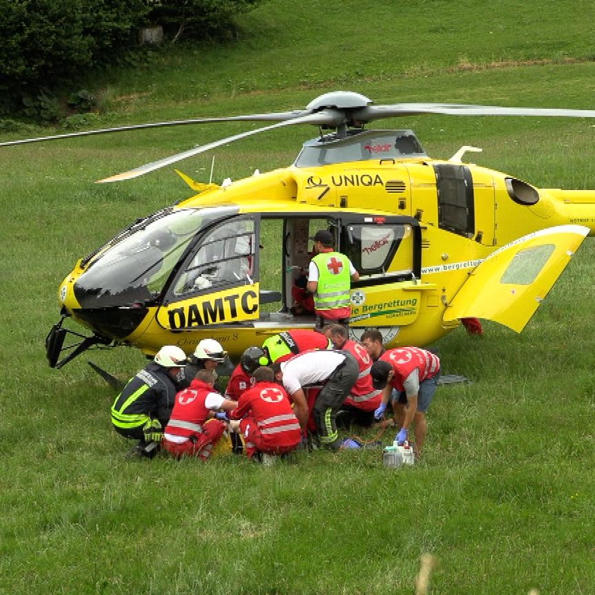 Mopedfahrer unter Auto eingeklemmt - ins Krankenhaus geflogen.