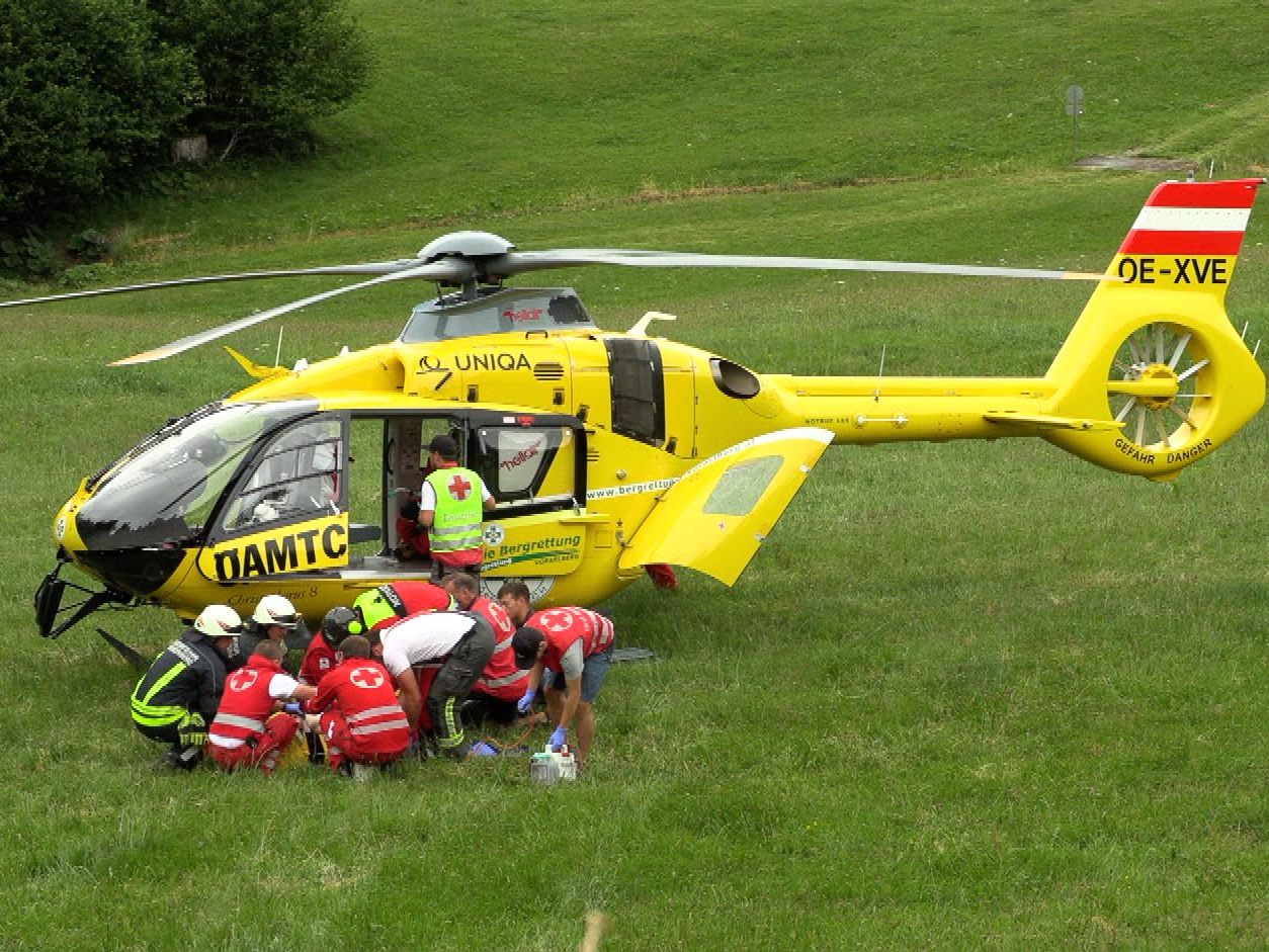 Mopedfahrer unter Auto eingeklemmt - ins Krankenhaus geflogen. Mopedfahrer unter Auto eingeklemmt - ins Krankenhaus geflogen.