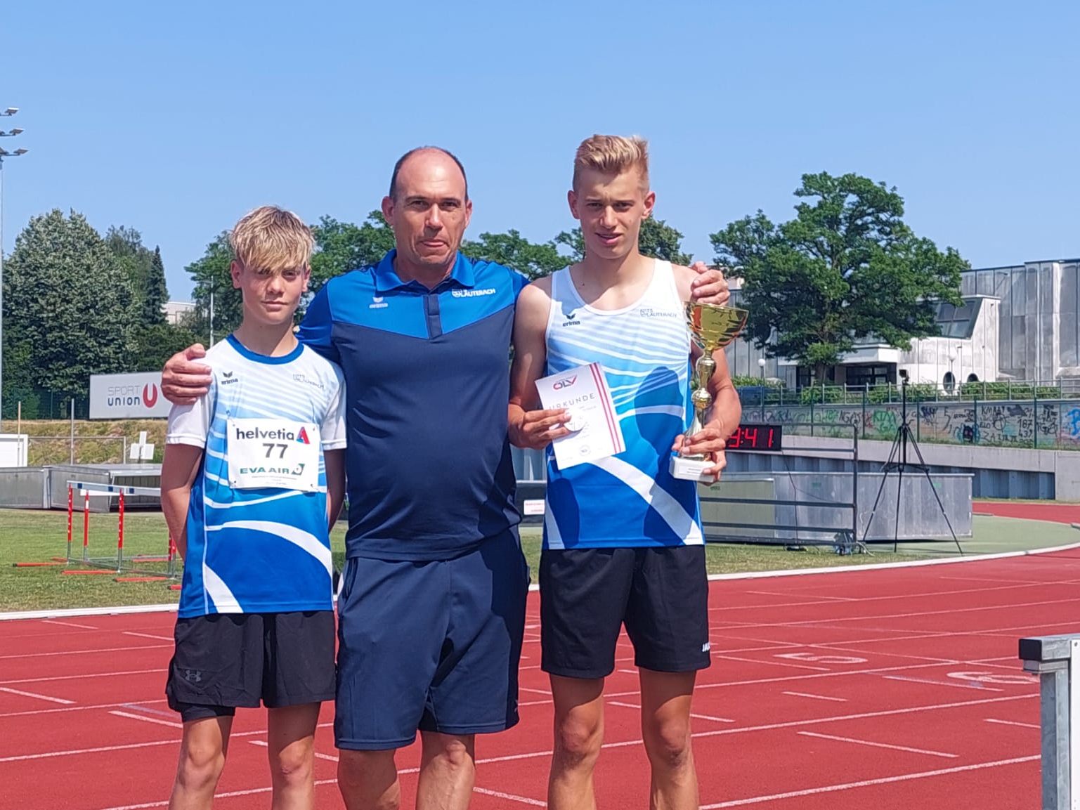Linus Oblak und Lorenz Wirth mit dem ihrem stolzen Trainer Gerhard Gmeiner