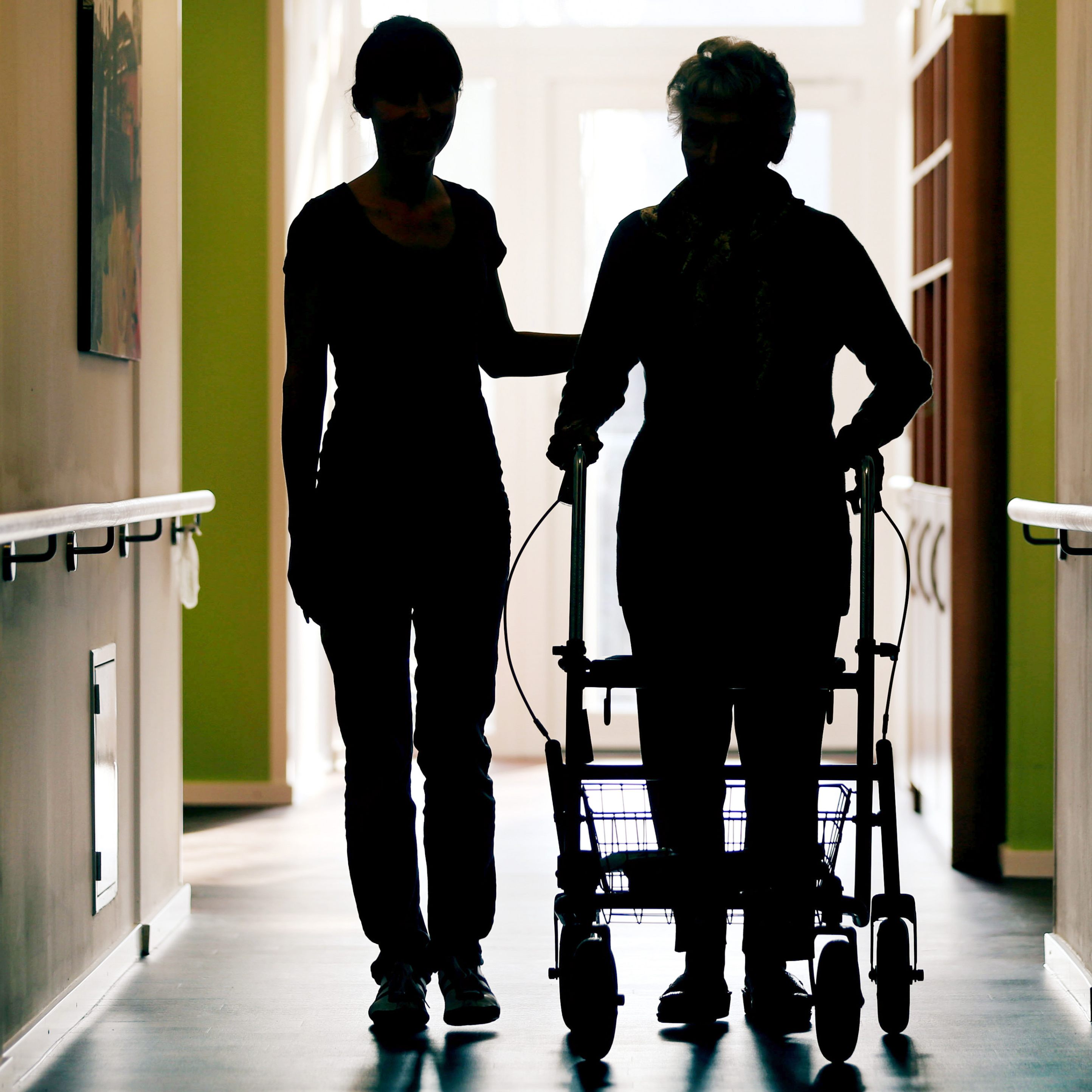 Die Bundesländer fordern eine Senkung des Mindestalters, um dem Pflegekraft-Mangel entgegen zu wirken.