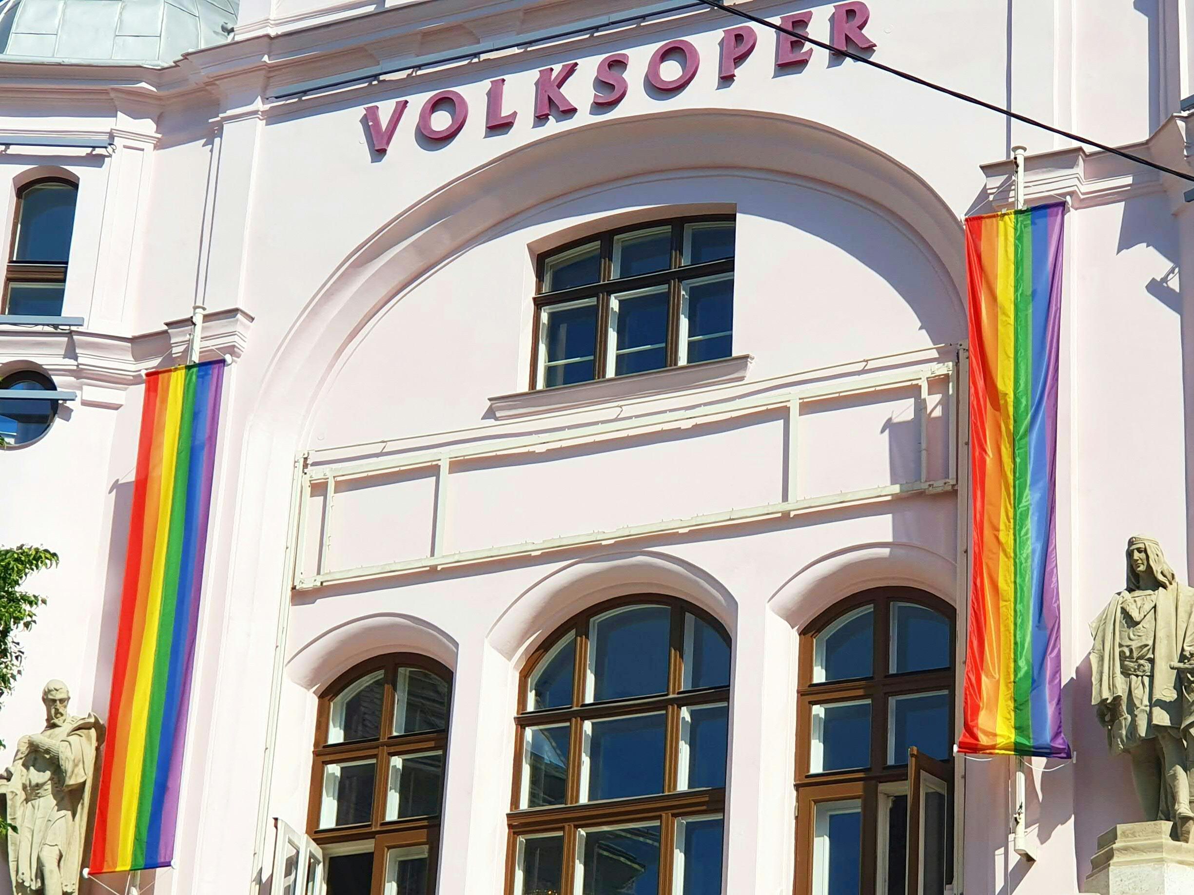 Regenbogenfahnen sind an der Volksoper in Wien gehisst worden. Regenbogenfahnen sind an der Volksoper in Wien gehisst worden.