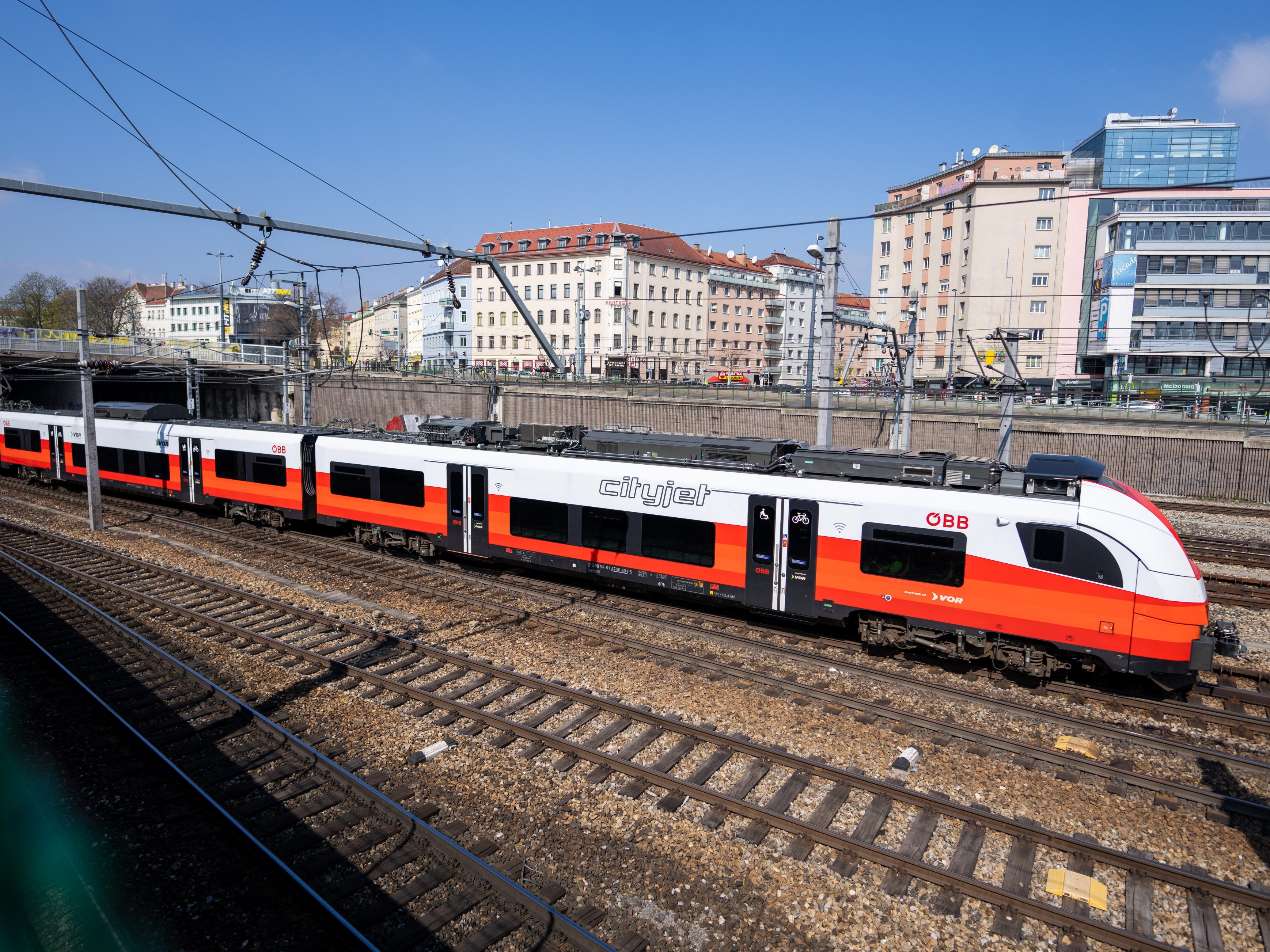 Die ÖBB müssen in Zukunt bei Verspätungen durch Notfälle nicht mehr zahlen. Die ÖBB müssen in Zukunt bei Verspätungen durch Notfälle nicht mehr zahlen.