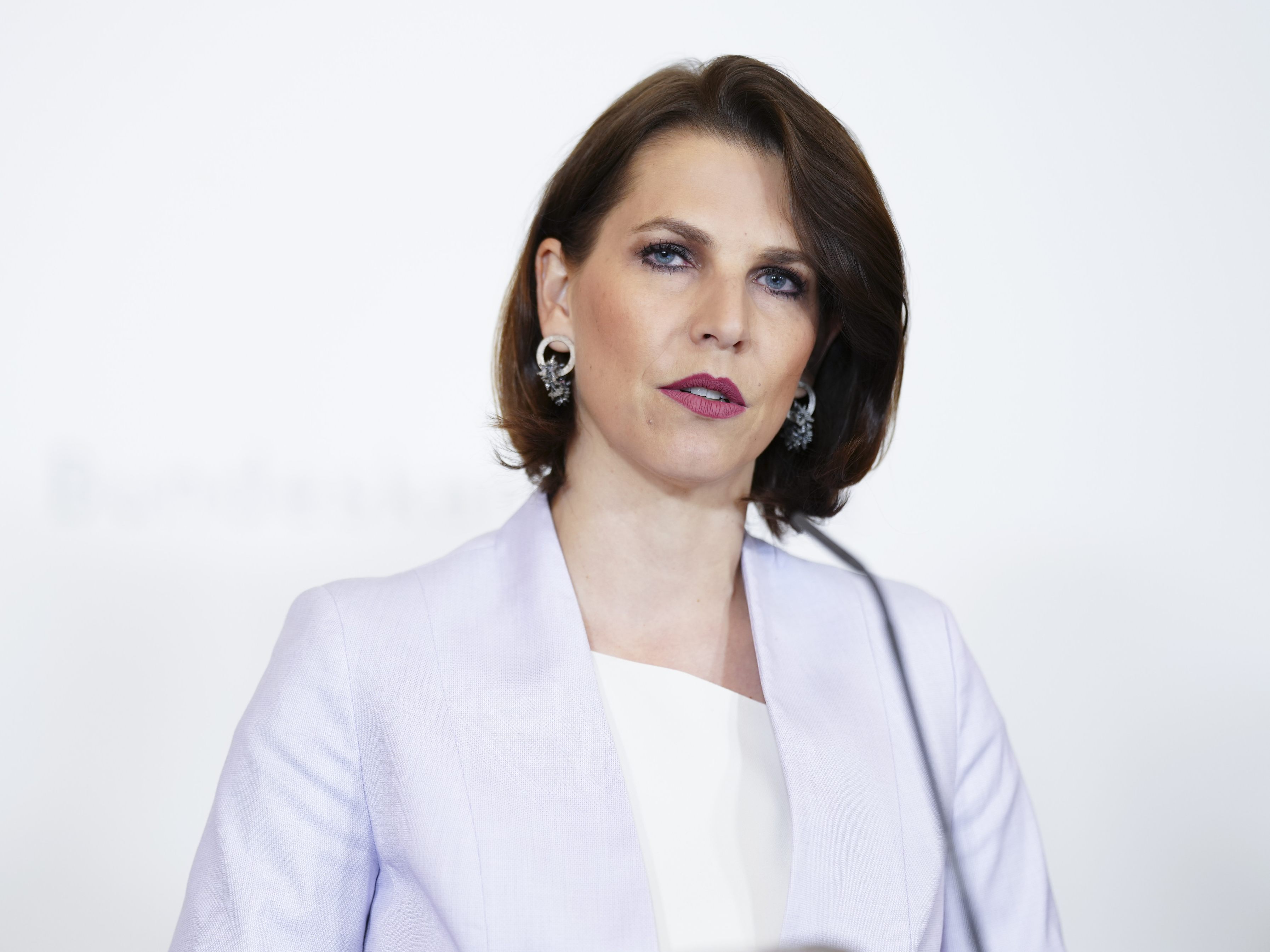Edtstadler will das Amtsgeheimnis spätestens im Herbst abschaffen. Edtstadler will das Amtsgeheimnis spätestens im Herbst abschaffen.