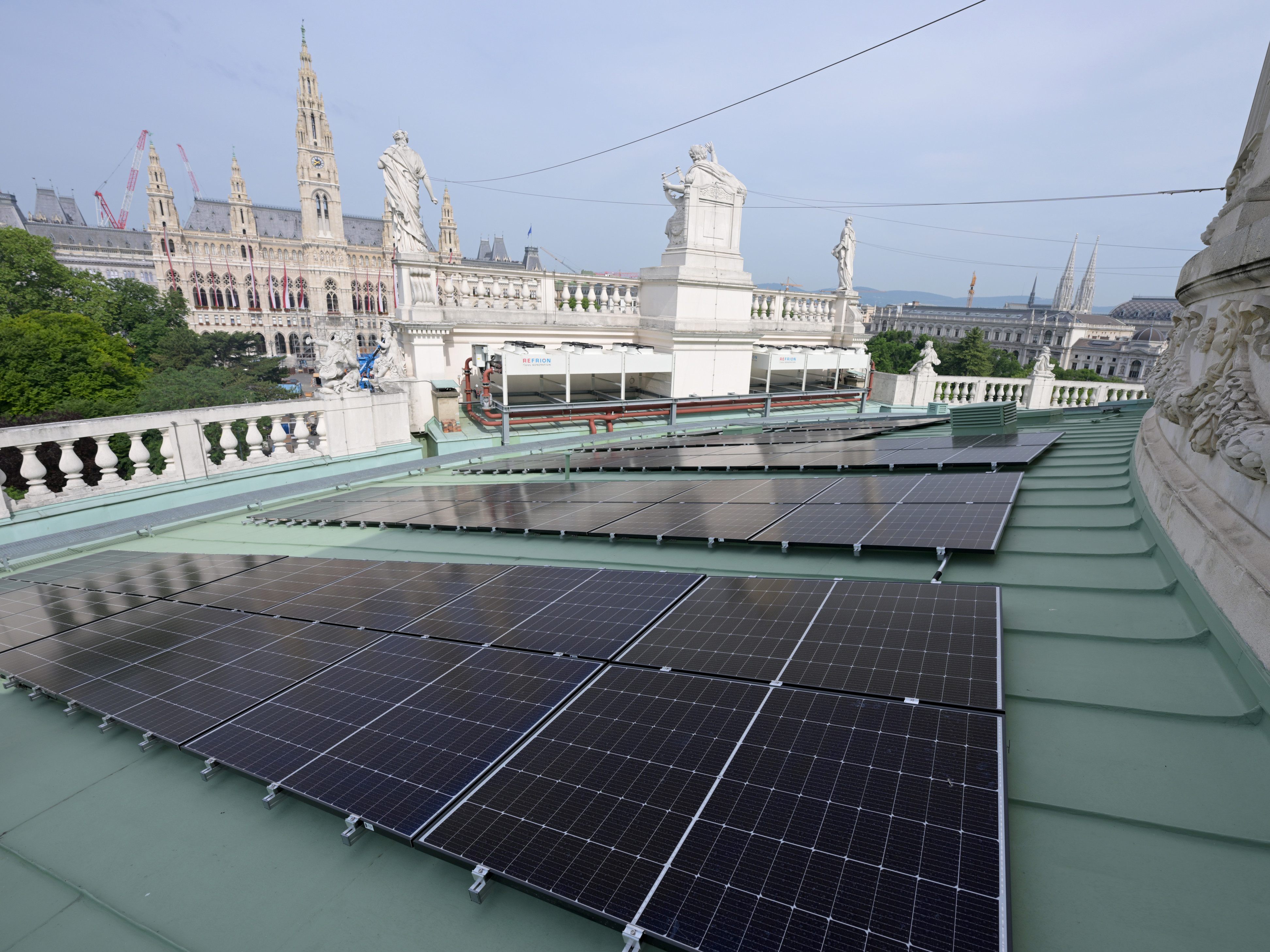Burgtheater-Dach mit Photovoltaik-Anlage. Burgtheater-Dach mit Photovoltaik-Anlage.