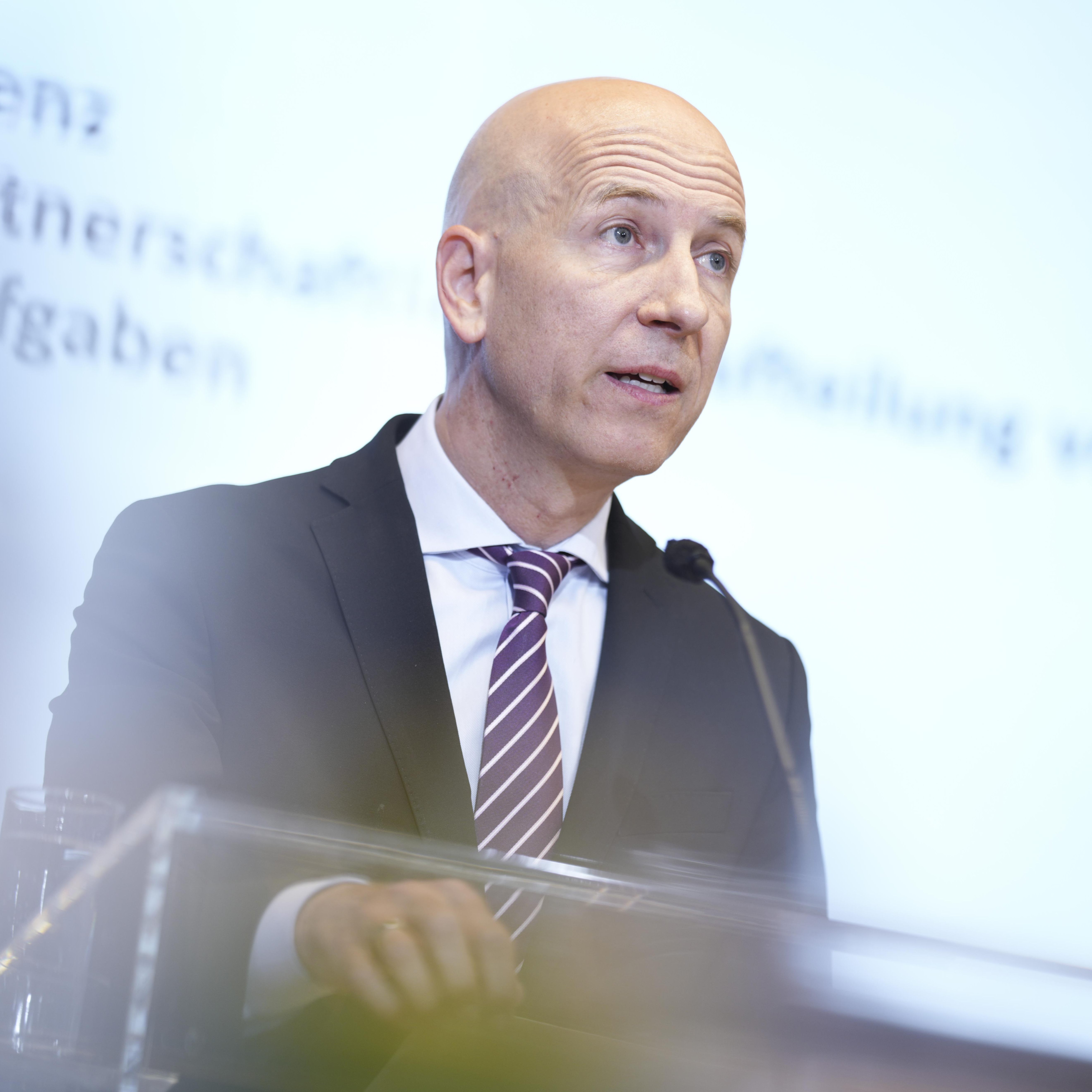 Kritik an Arbeitsminister Martin Kochers (ÖVP) Erlass zum geringfügigen Zuverdienst von Arbeitslosen kommt von den Grünen.