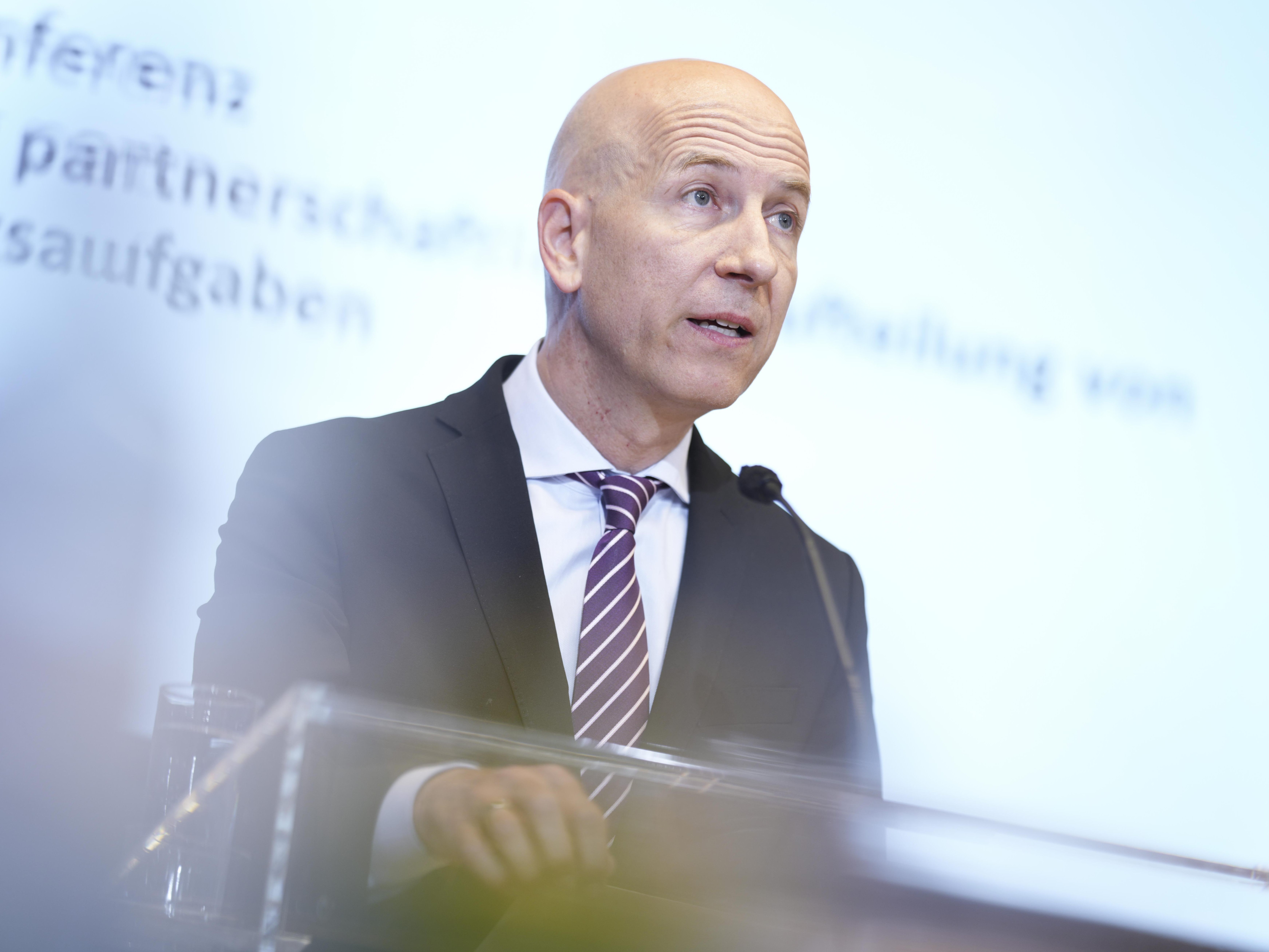 Kritik an Arbeitsminister Martin Kochers (ÖVP) Erlass zum geringfügigen Zuverdienst von Arbeitslosen kommt von den Grünen.