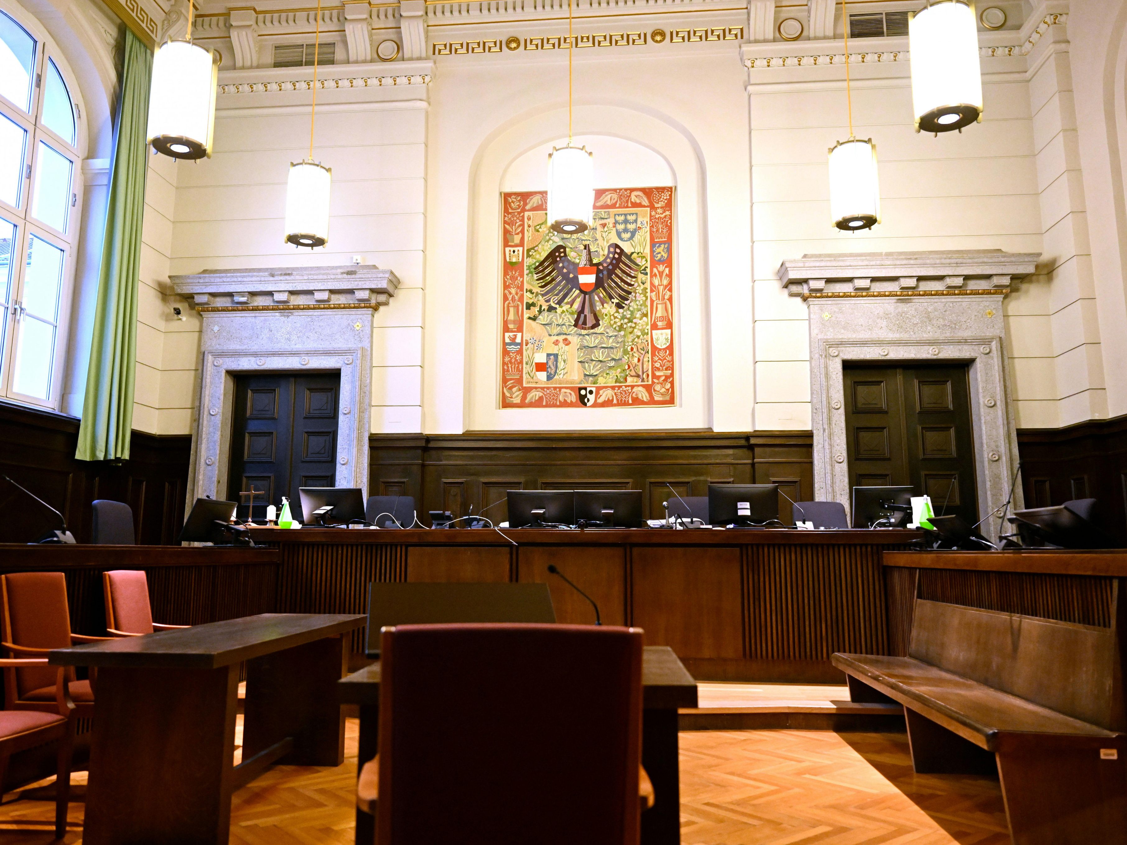 Am Landesgericht St. Pölten wurde eine Frau zu sechs Monaten bedingter Haft verureilt, weil sie über 18 Jahre nach dem Tod ihres Kindes weiterhin Familienbeihilfe bezogen haben soll.