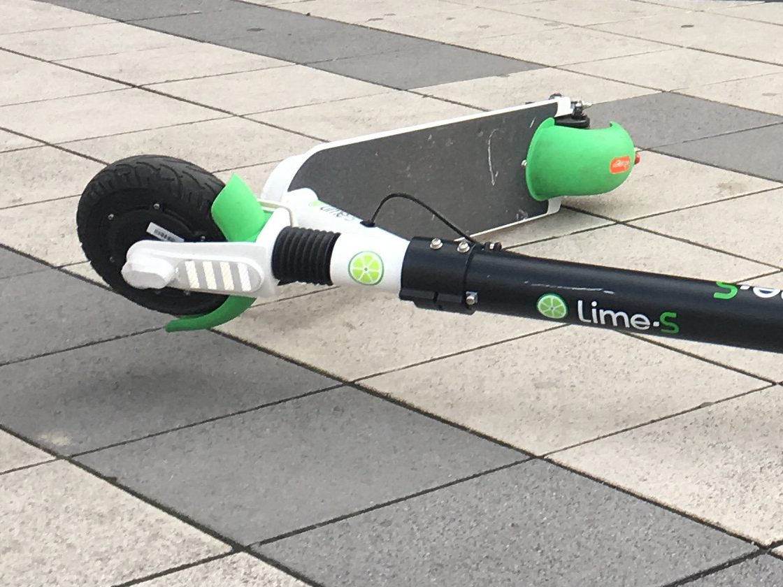 Ein E-Scooter wurde auf die U-Bahngleise gelegt. Ein E-Scooter wurde auf die U-Bahngleise gelegt.