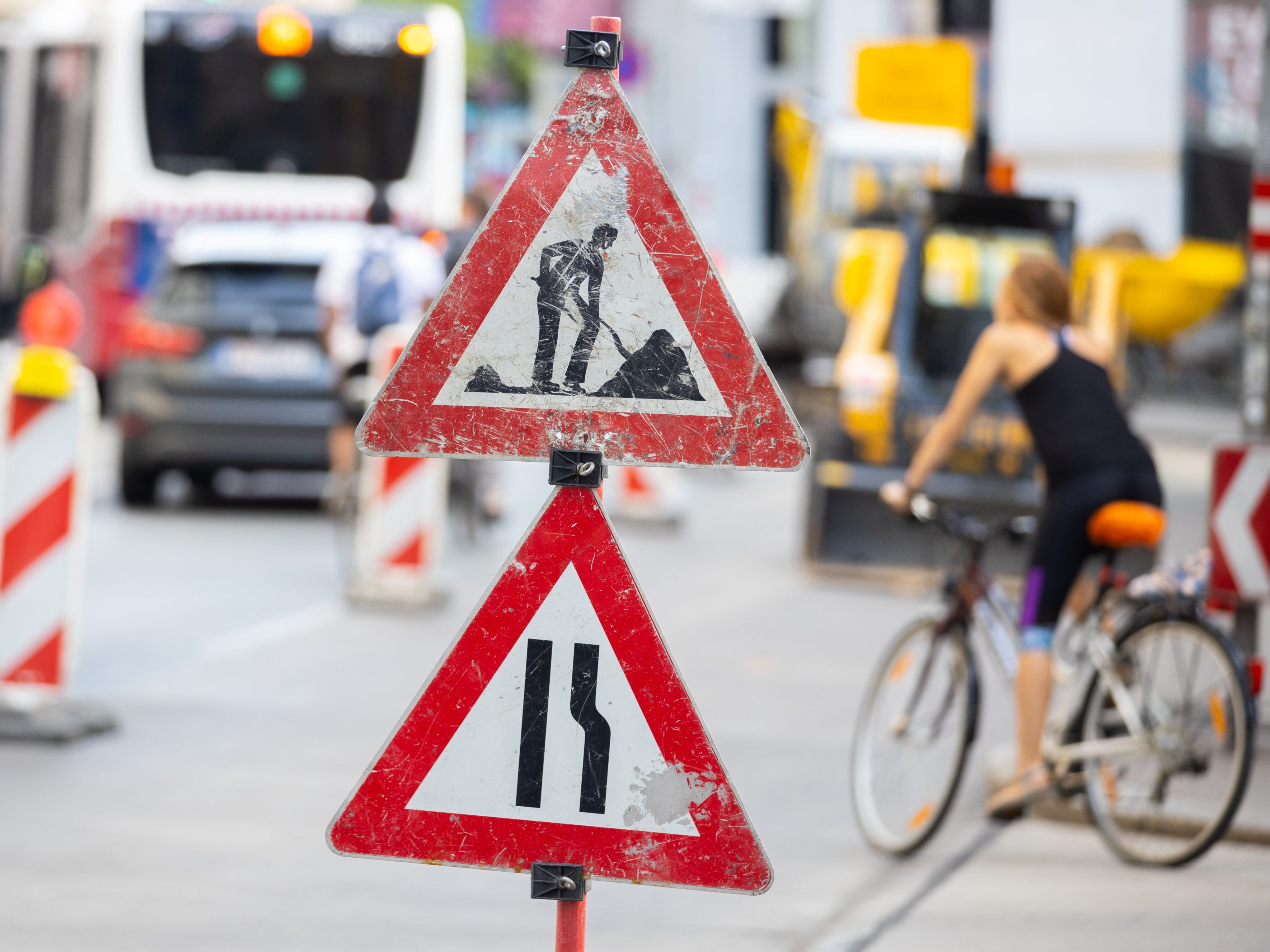 Am 4. Juli 2023 starten in der Wiener Donaustadtstraße Bauarbeiten für einen neuen Radweg. Am 4. Juli 2023 starten in der Wiener Donaustadtstraße Bauarbeiten für einen neuen Radweg.