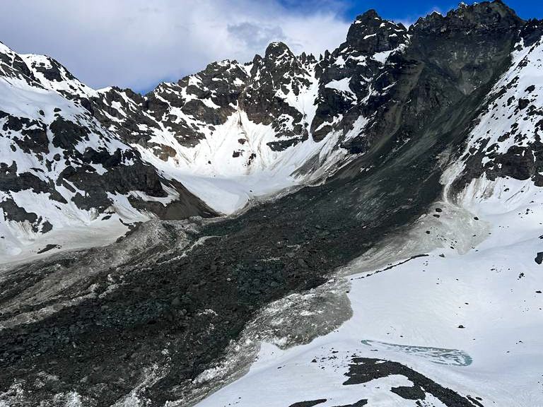 Gesteinsmassen donnerten mit voller Wucht zu Tal. Gesteinsmassen donnerten mit voller Wucht zu Tal.