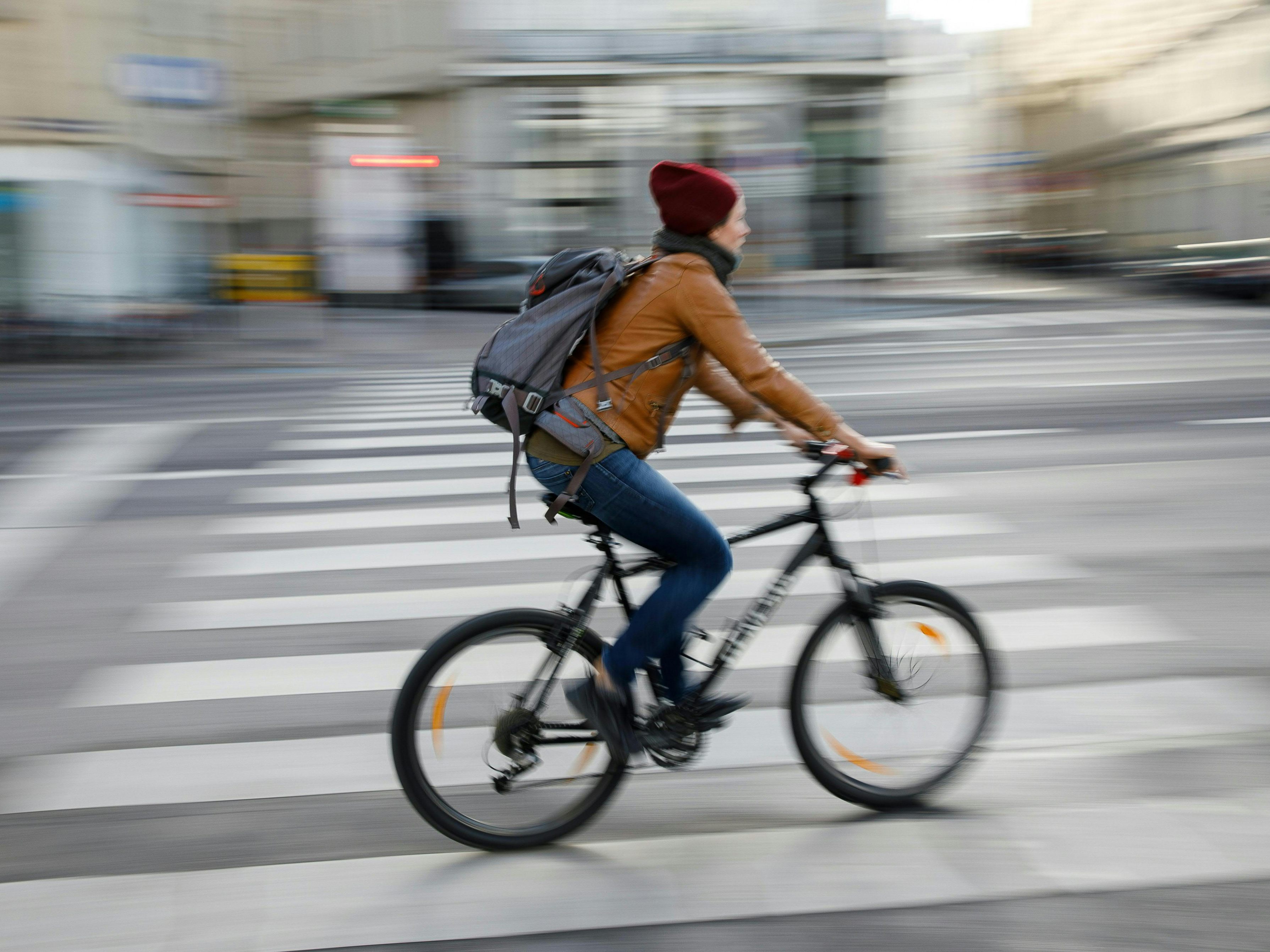 Die Wiener Polizei fasste 63 Radfahrer, die bei rot über die Kreuzung gefahren waren. Die Wiener Polizei fasste 63 Radfahrer, die bei rot über die Kreuzung gefahren waren.