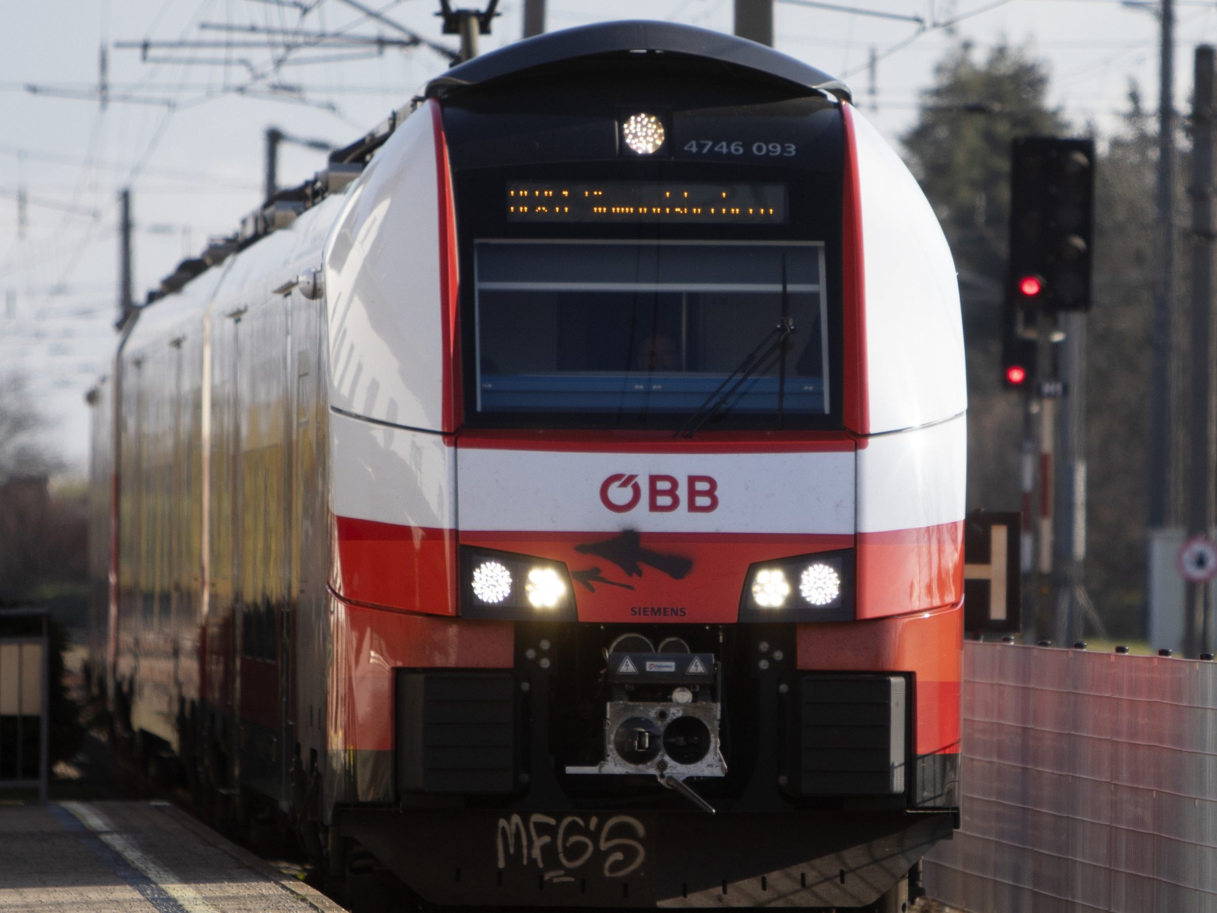 Die ÖBB bietet Jugendlichen im Sommer günstigeres Bahnfahren an. Die ÖBB bietet Jugendlichen im Sommer günstigeres Bahnfahren an.