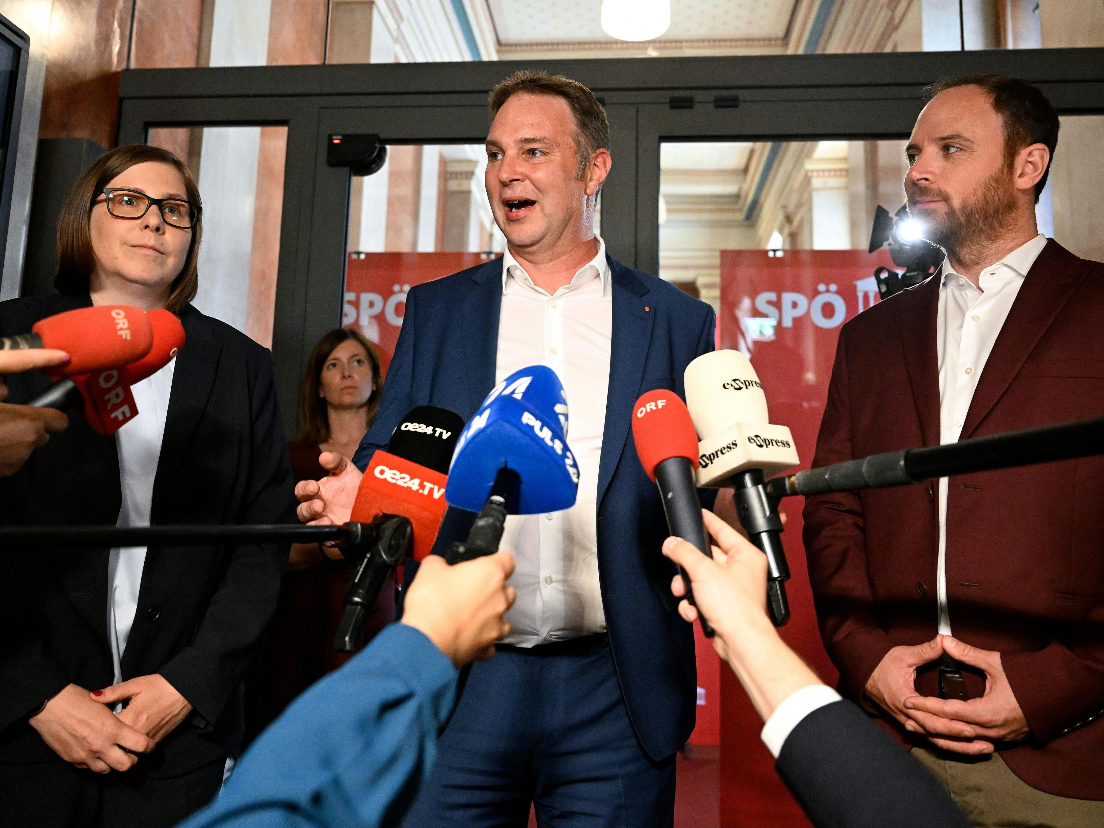 SPÖ-Chef Babler in der Mitte. Neben ihm: Breiteneder und Seltenheim. SPÖ-Chef Babler in der Mitte. Neben ihm: Breiteneder und Seltenheim.