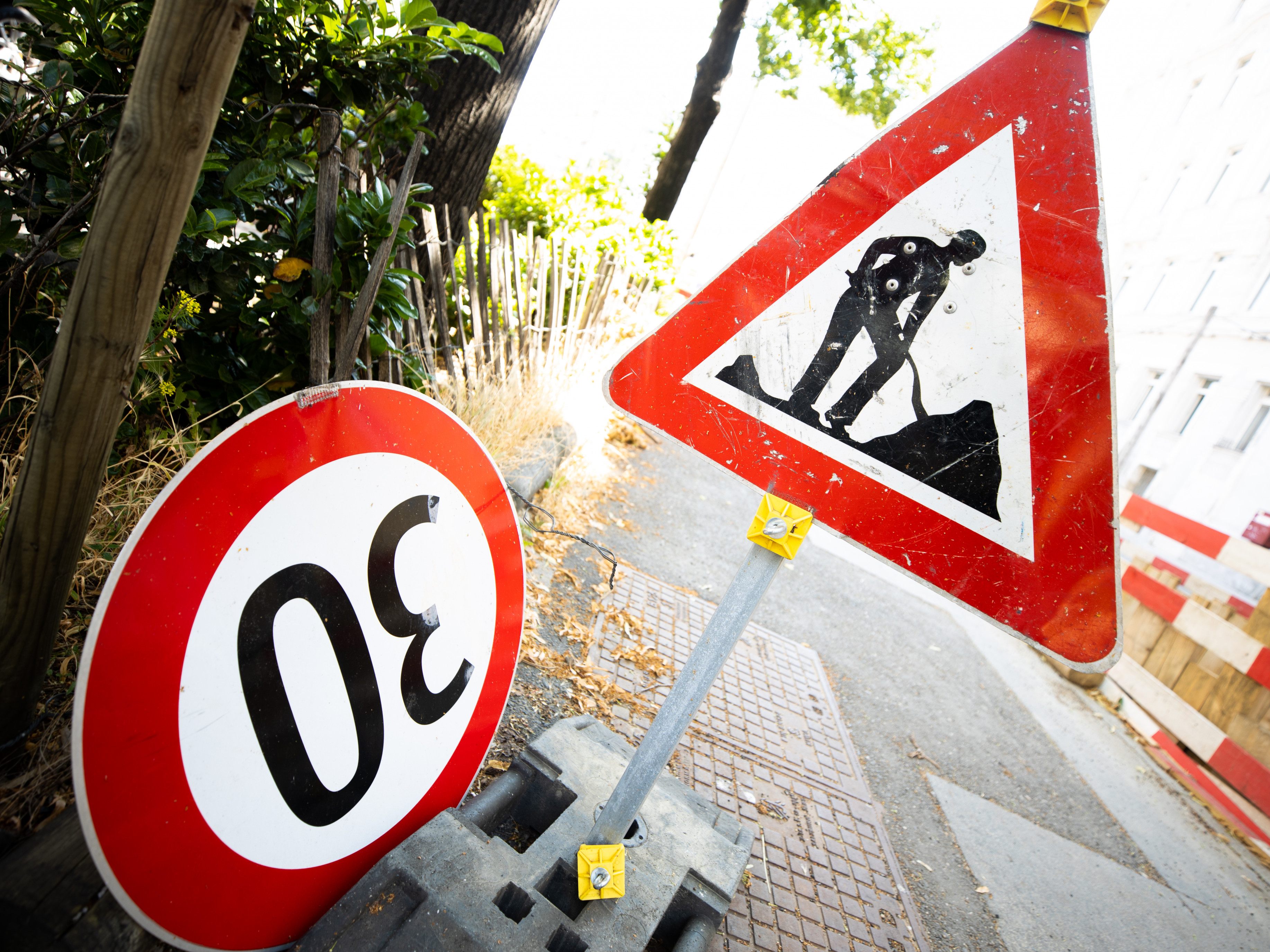 Ab 4. Juli starten die Bauereiten zu einem neuen Gehweg in der Schemmerlstraße in Wien-Simmering. Ab 4. Juli starten die Bauereiten zu einem neuen Gehweg in der Schemmerlstraße in Wien-Simmering.