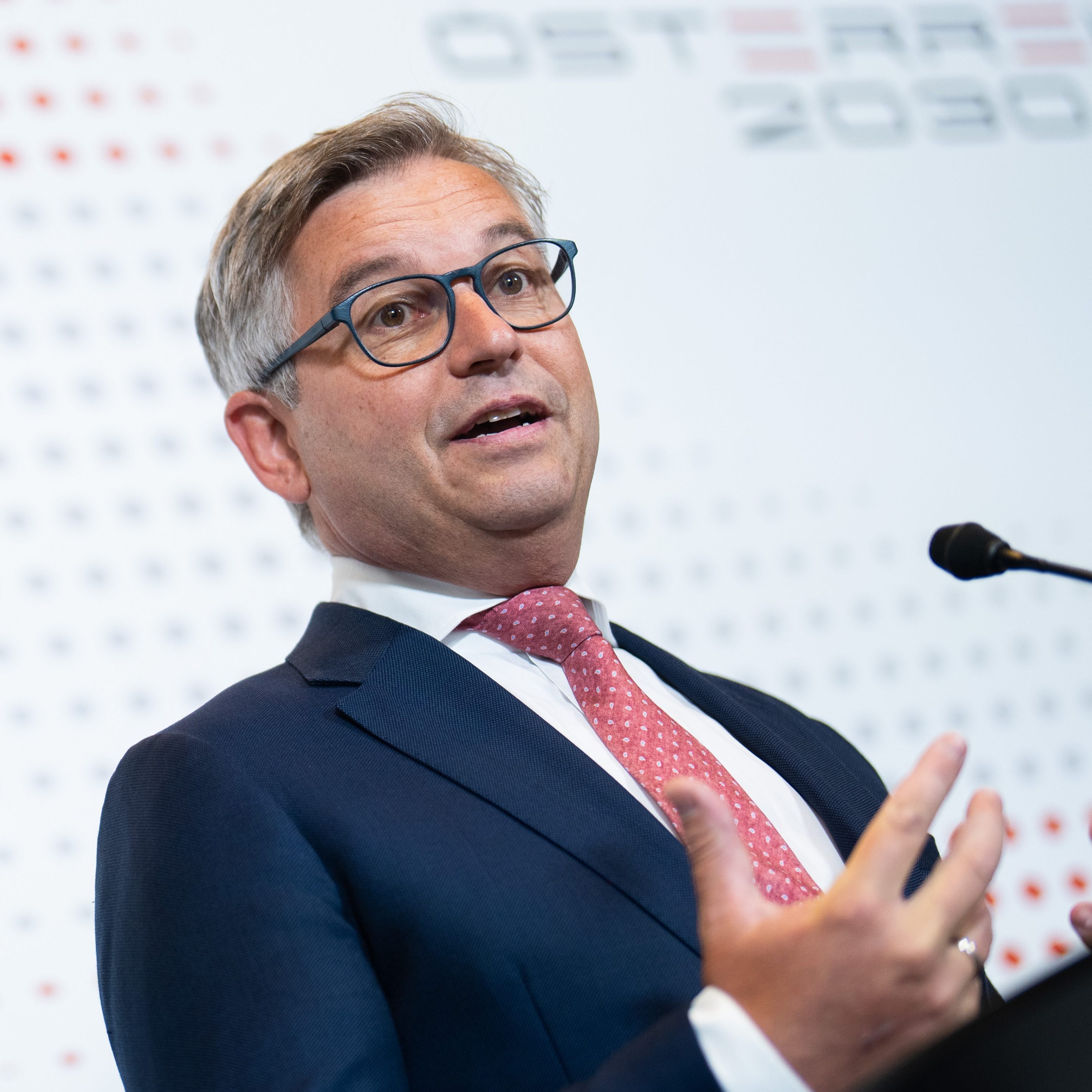 Laut FInanzminister Magnus Brunner (ÖVP) sind die hohen Lohnabschlüsse der Grund für die hohe Inflation in Österreich.