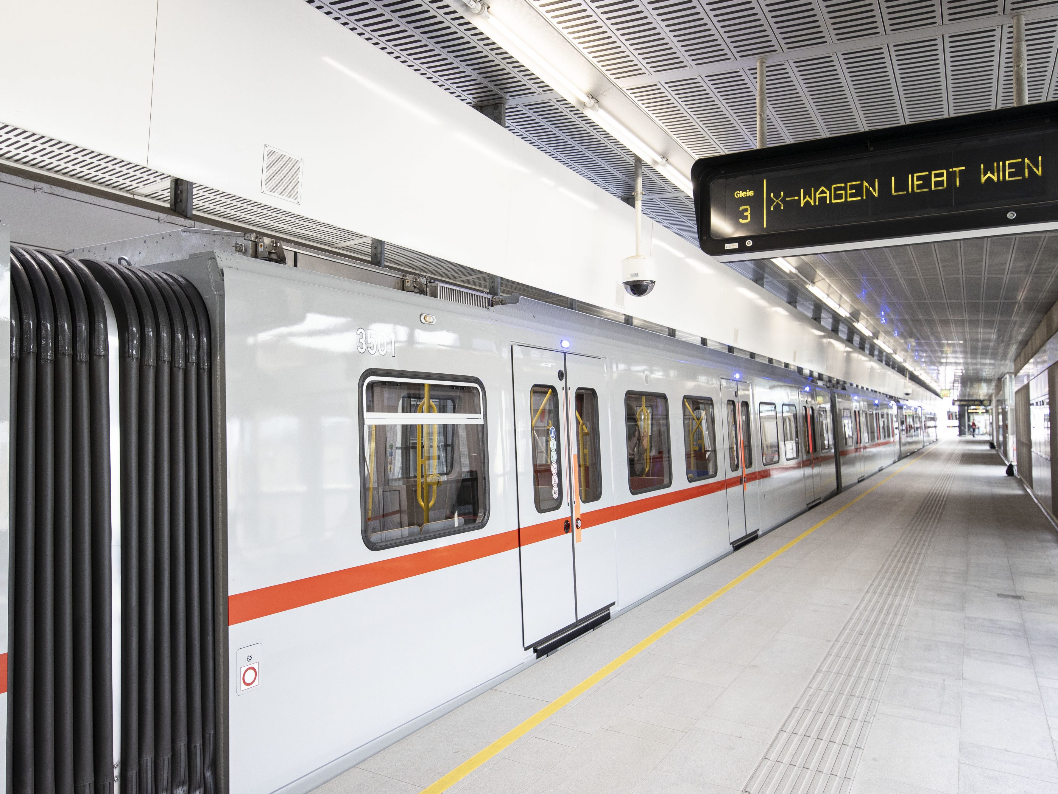 Der X-Wagen der Wiener U-Bahn war zum ersten Mal unterwegs. Der X-Wagen der Wiener U-Bahn war zum ersten Mal unterwegs.