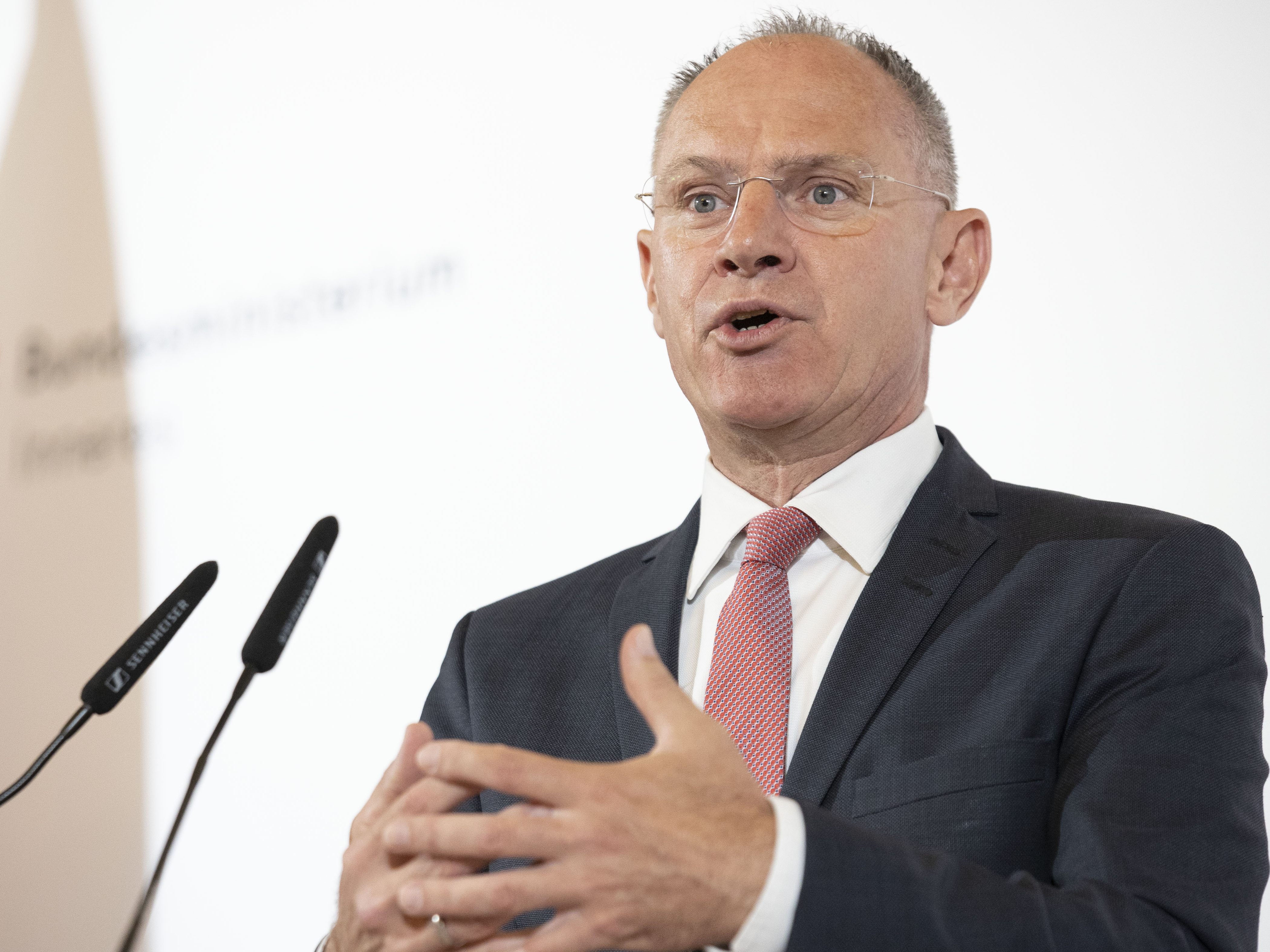 Innenminister Gerhard Karner (ÖVP) telefonierte am Donnerstag mit seinem italienischen Amtskollegen zum Thema Migration. Innenminister Gerhard Karner (ÖVP) telefonierte am Donnerstag mit seinem italienischen Amtskollegen zum Thema Migration.