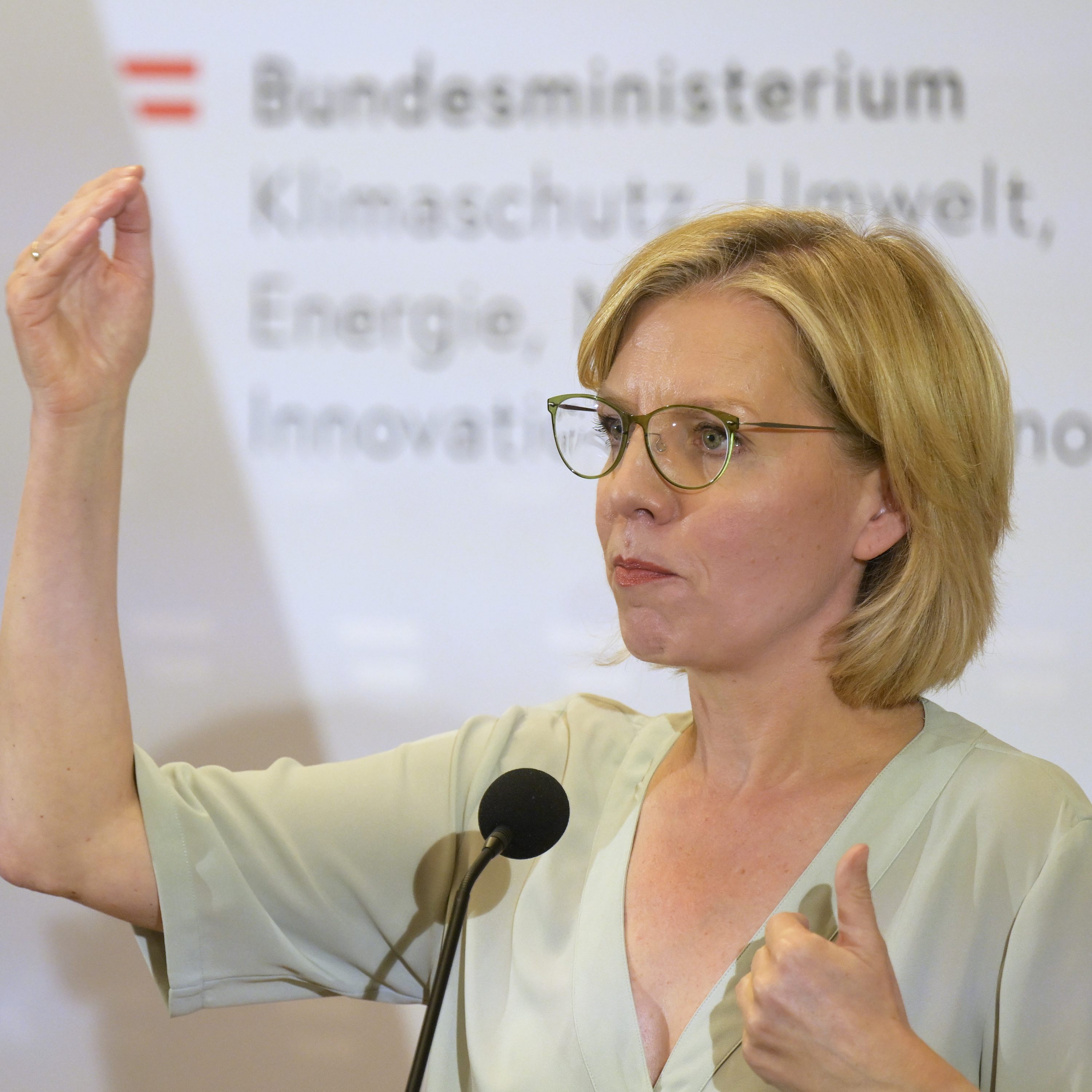 Energieministerin Leonore Gewessler (Grüne) forderte die Versorger zu mehr Tempo beim Ausstieg aus russischem Gas auf.
