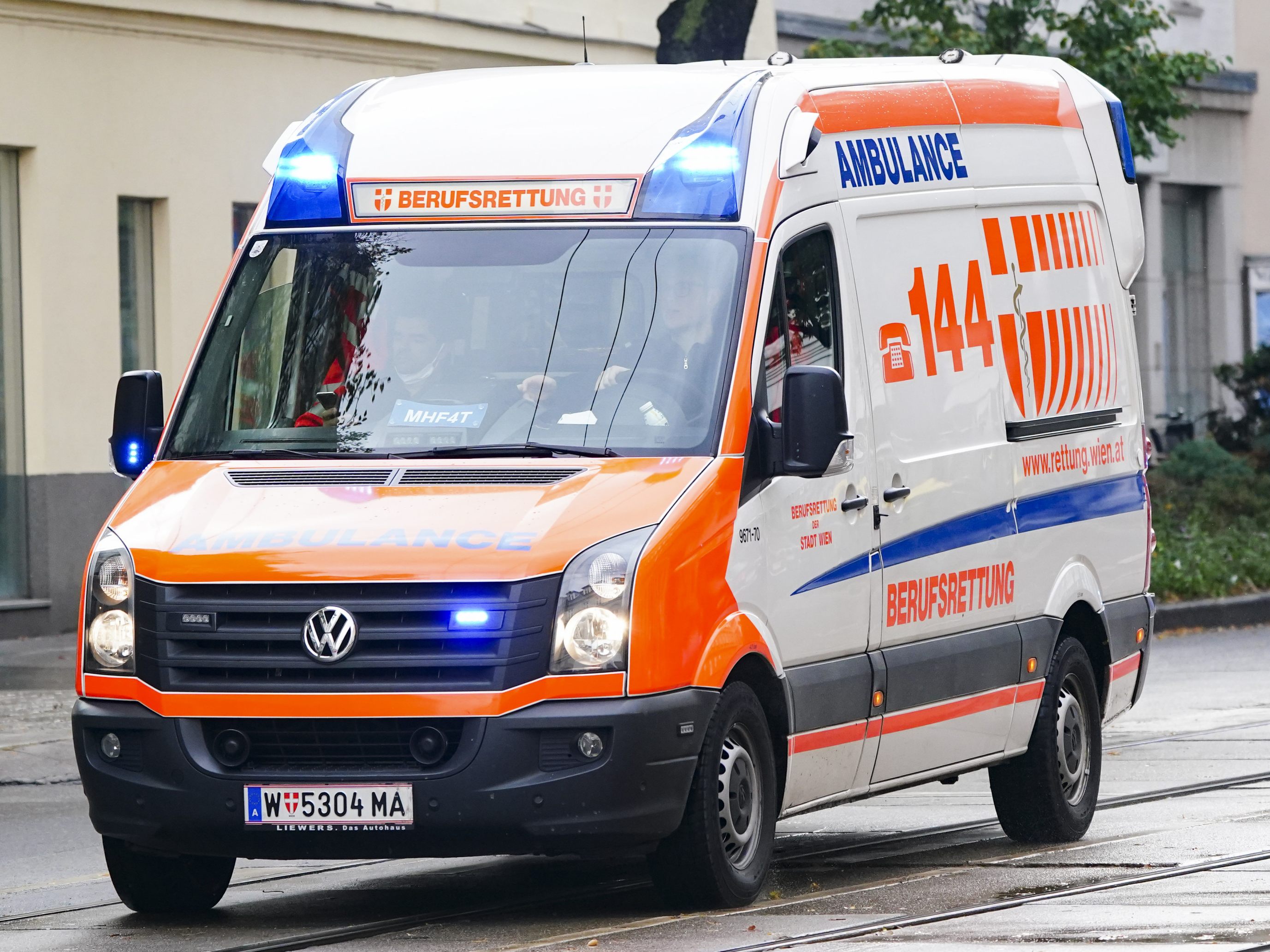 Ein Mann ist in Wien von einer Dachterrasse gestürzt.
