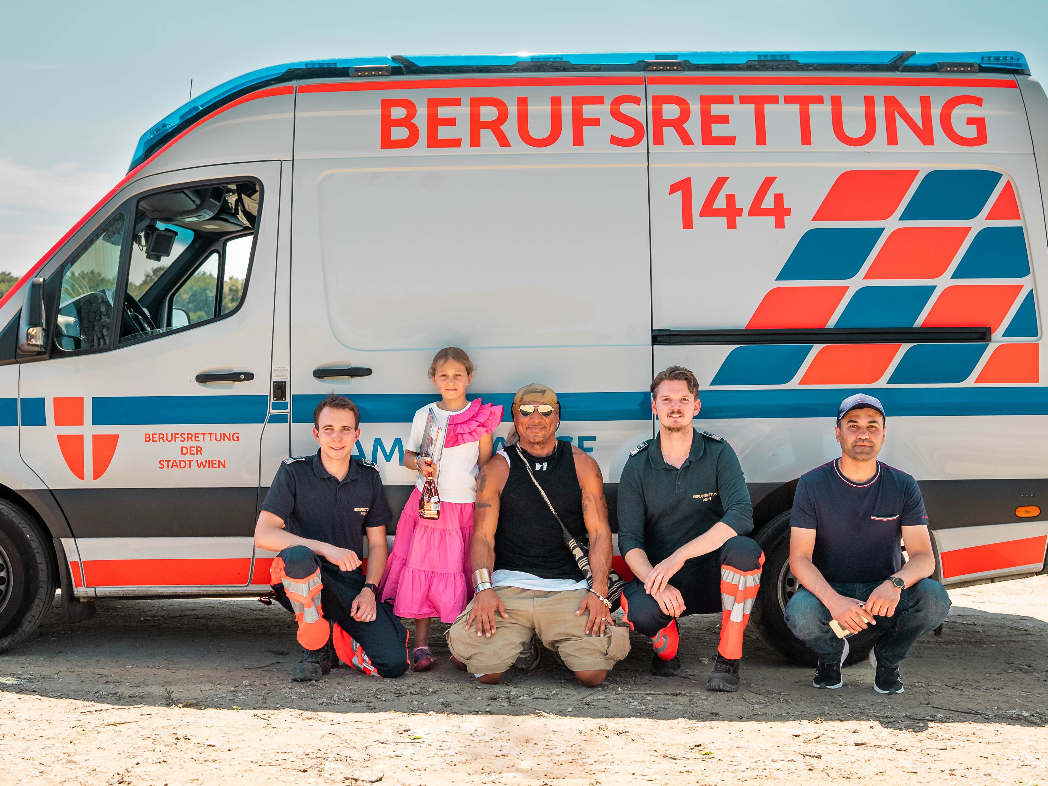 Badeunfall kostete Mädchen in Wien-Donaustadt fast das Leben. Das Foto zeigt Sanitäter Daniel, Jasmin, Retter Emanuel, Sanitäter Konstantin und Vater Emal. Badeunfall kostete Mädchen in Wien-Donaustadt fast das Leben. Das Foto zeigt Sanitäter Daniel, Jasmin, Retter Emanuel, Sanitäter Konstantin und Vater Emal.