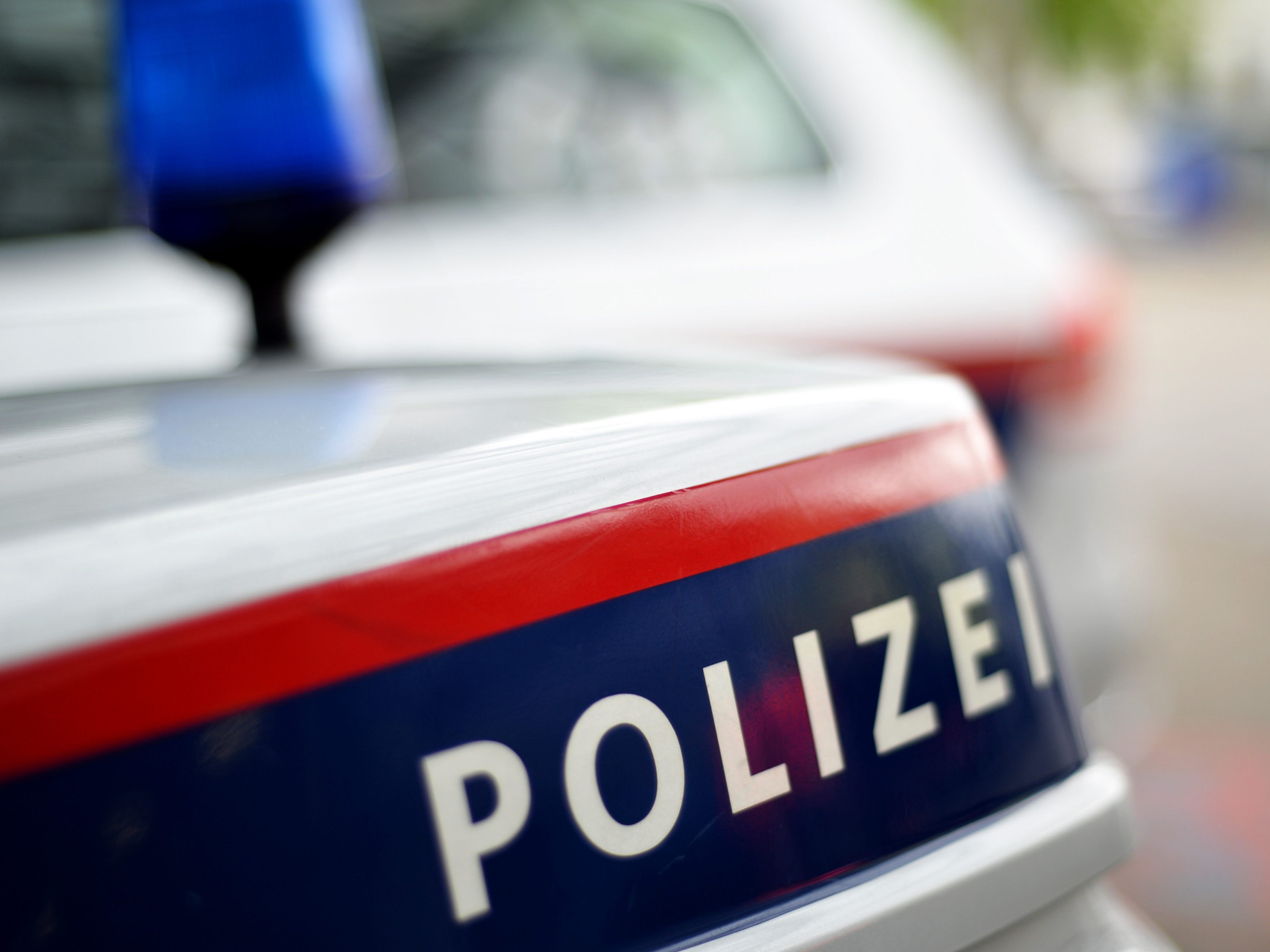 In Wien-Meidling attackierte eine 47-Jährige bei einem Streit ihren Nachbarn mit der Nagelschere- In Wien-Meidling attackierte eine 47-Jährige bei einem Streit ihren Nachbarn mit der Nagelschere-