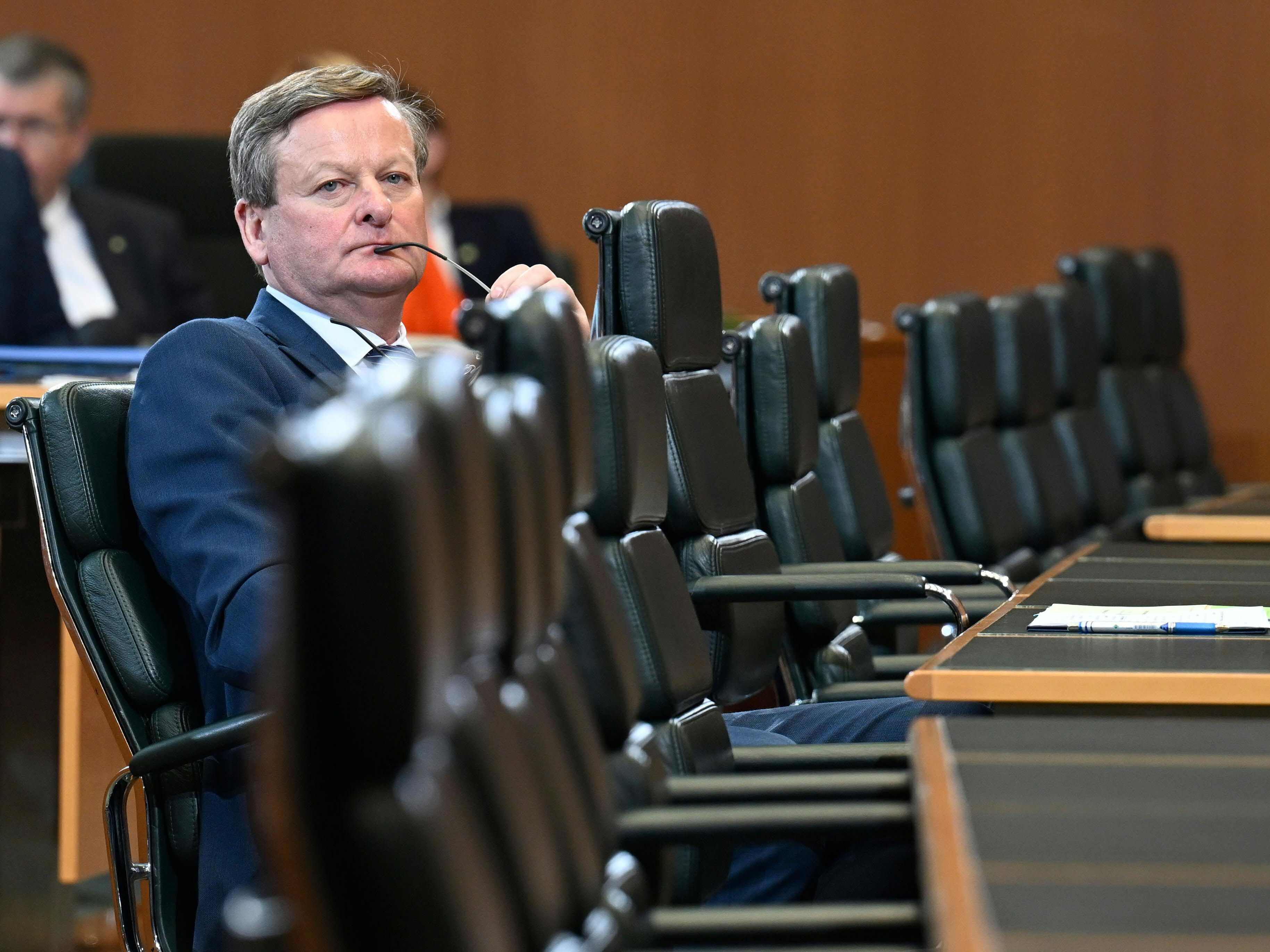 Gegen Waldhäusl wird mangels Anfangsverdachts nicht ermittelt. Gegen Waldhäusl wird mangels Anfangsverdachts nicht ermittelt.