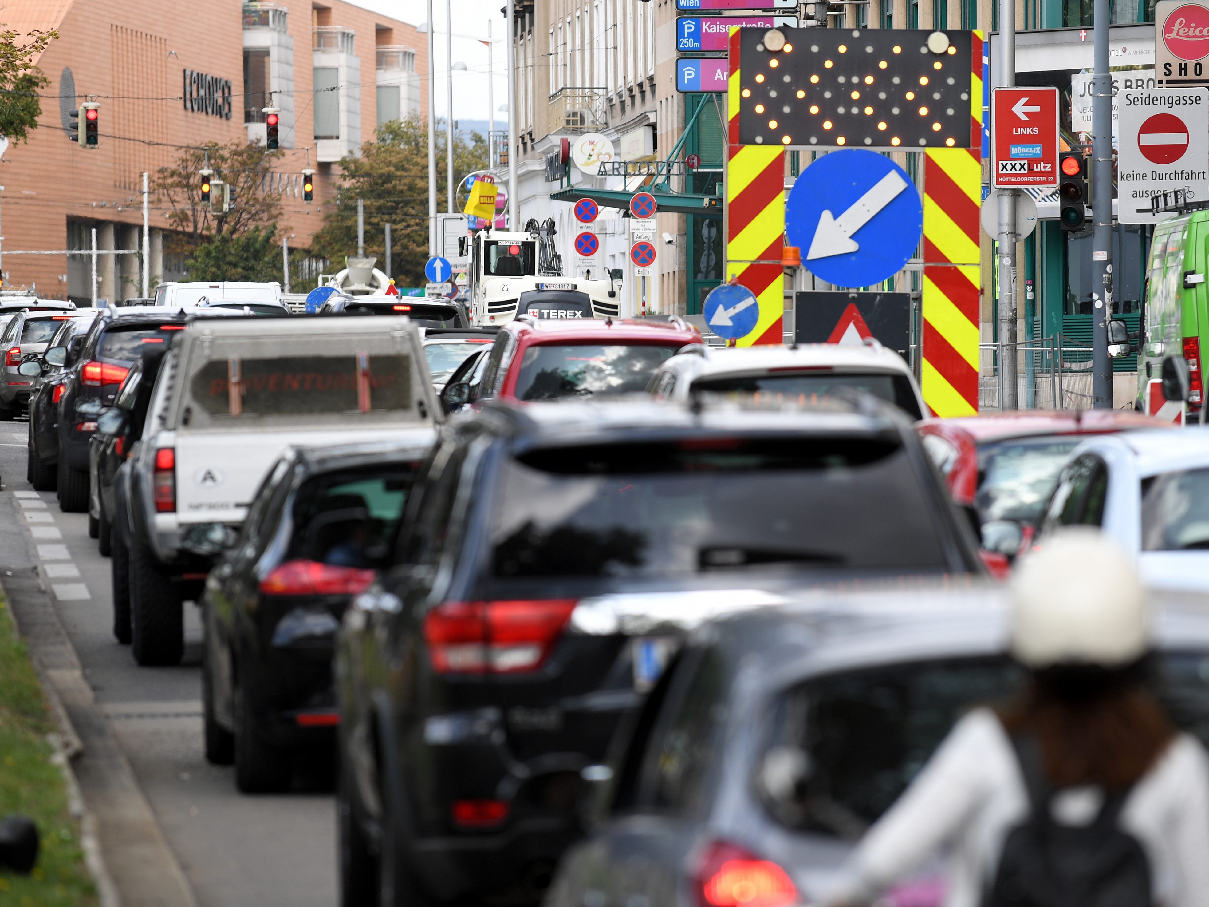 Ab 4. Juli 2023 beginnen die Verkehrsmaßnahmen für die Sanierung der Fahrbahn in der Breitenfurter Straße in Wien-Liesing. Ab 4. Juli 2023 beginnen die Verkehrsmaßnahmen für die Sanierung der Fahrbahn in der Breitenfurter Straße in Wien-Liesing.