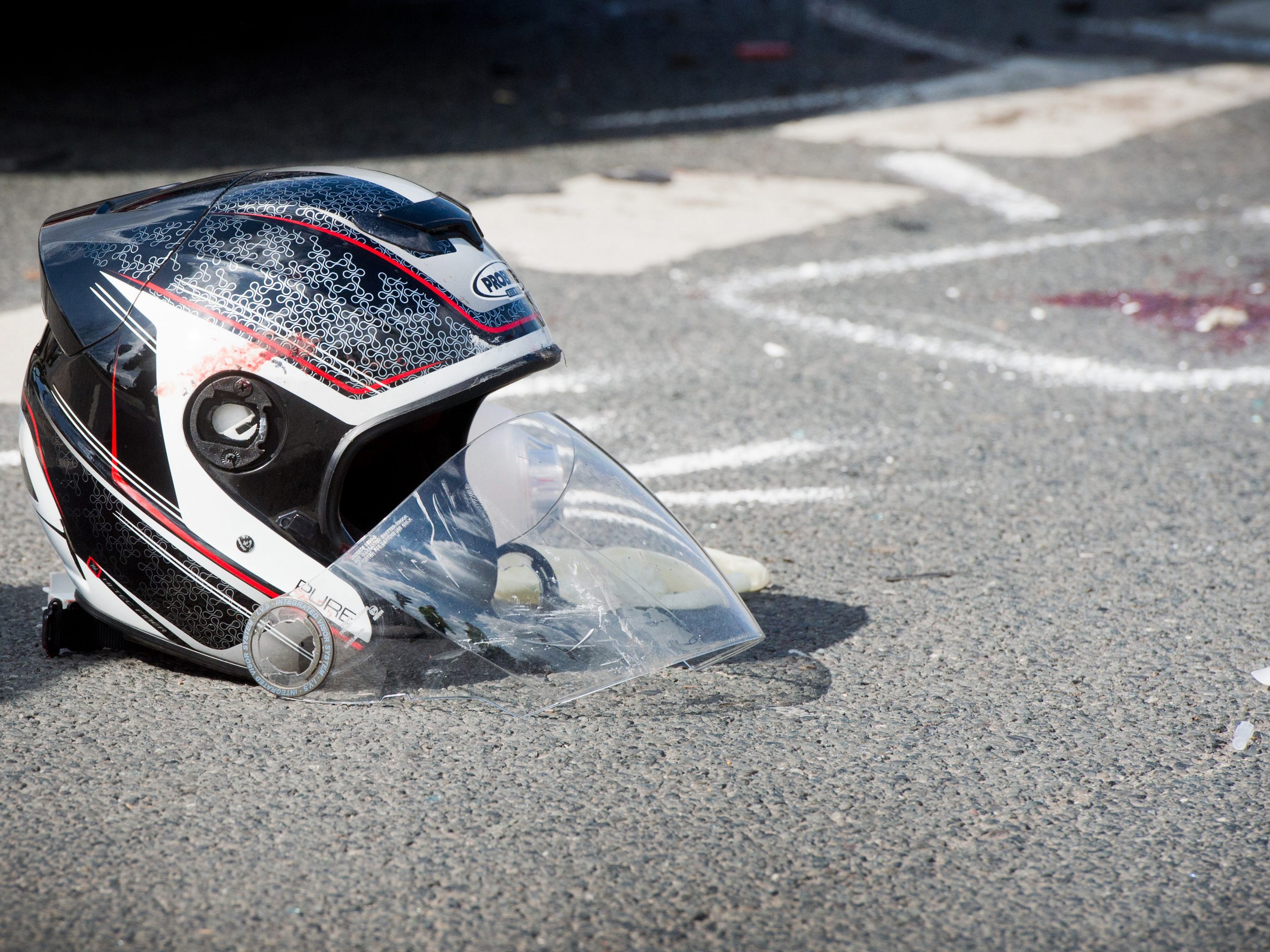 In Graz-Umgebung prallte ein Motorrad-Lenker frontal gegen eine Hausmauer und verstarb. In Graz-Umgebung prallte ein Motorrad-Lenker frontal gegen eine Hausmauer und verstarb.