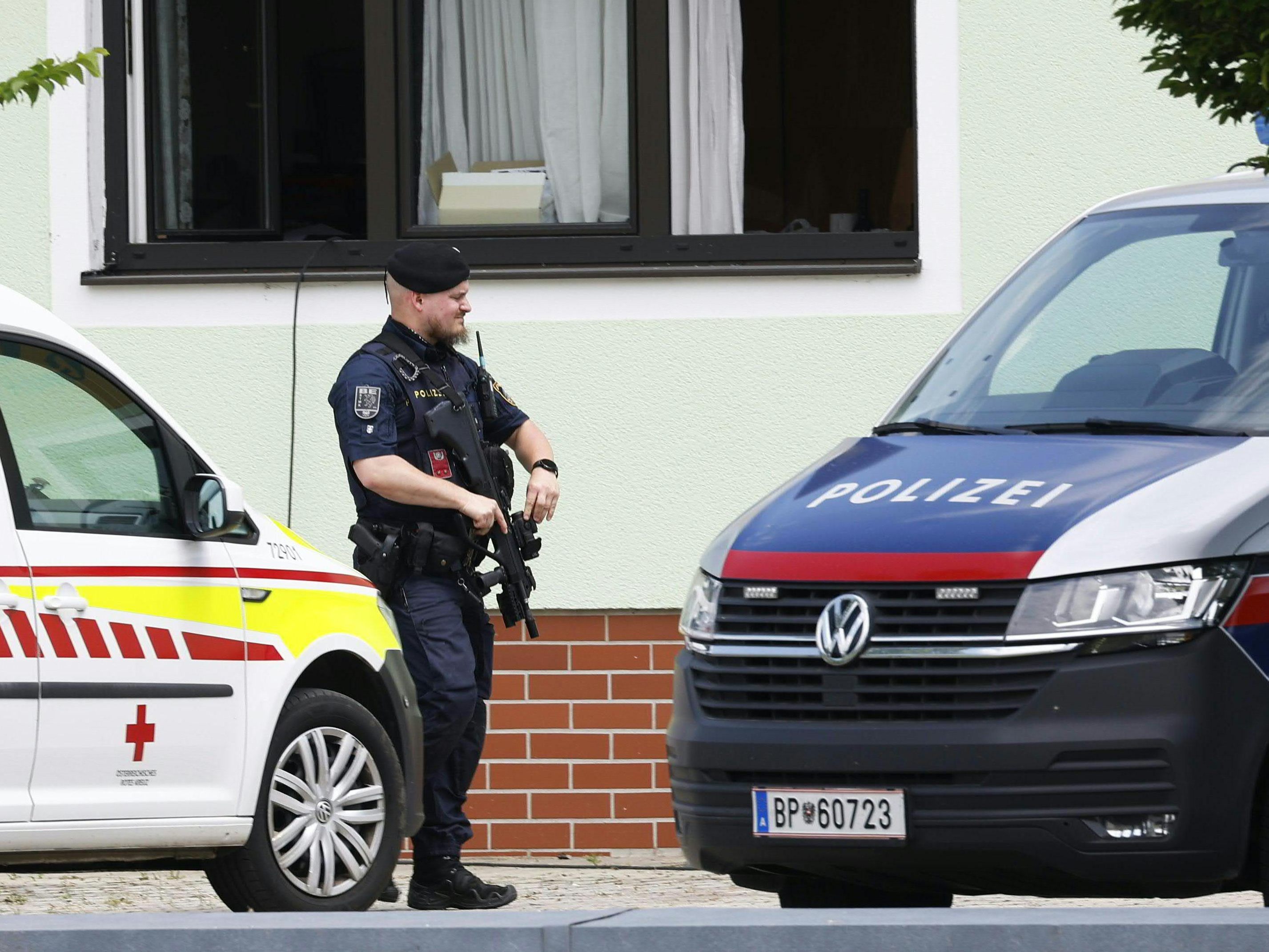 Nach mehreren Schüssen in der Steiermark ist eine Person tot. Nach mehreren Schüssen in der Steiermark ist eine Person tot.