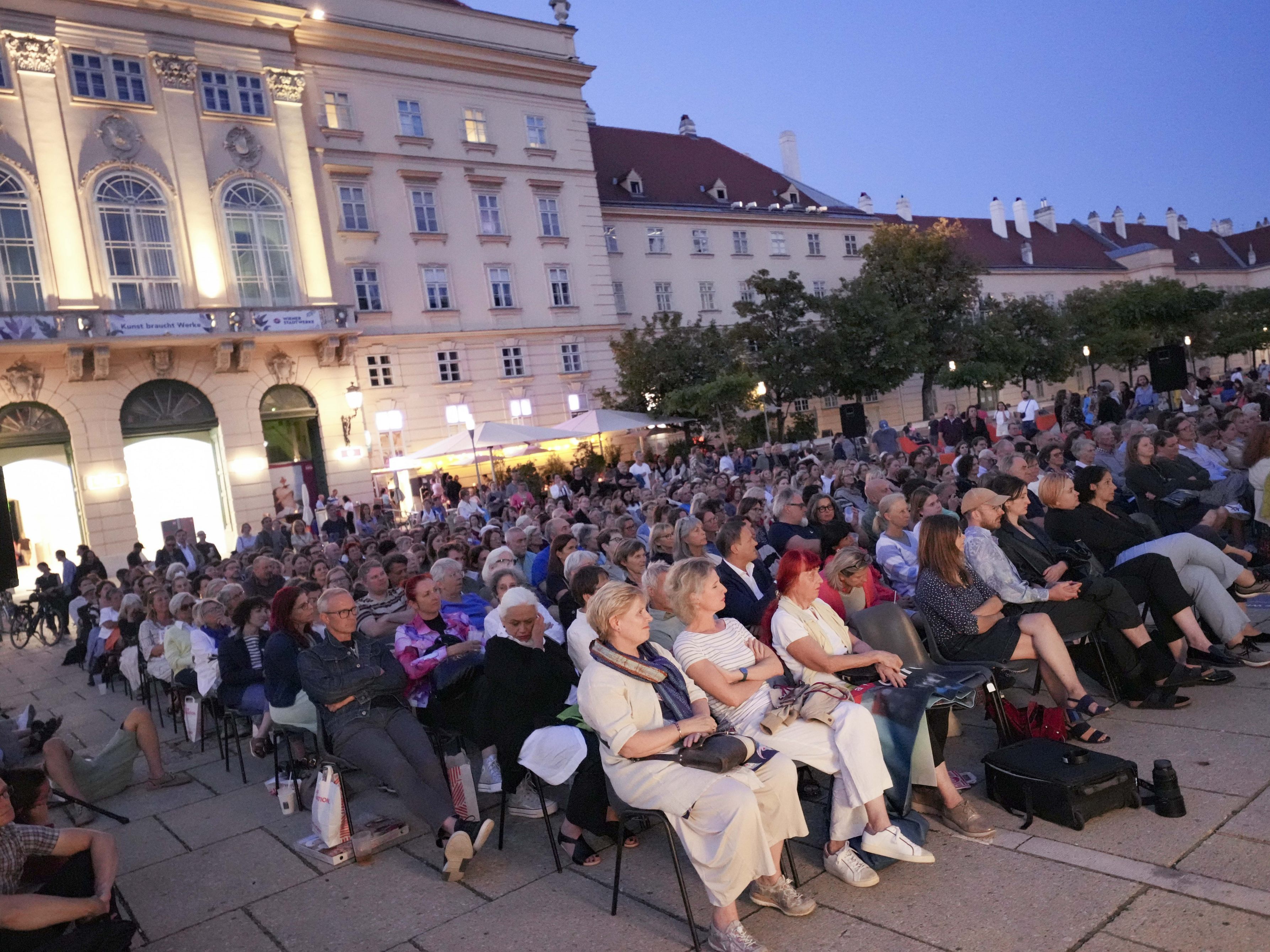 Das Programm des frame[o]ut Filmfestivals im Wiener MQ.
