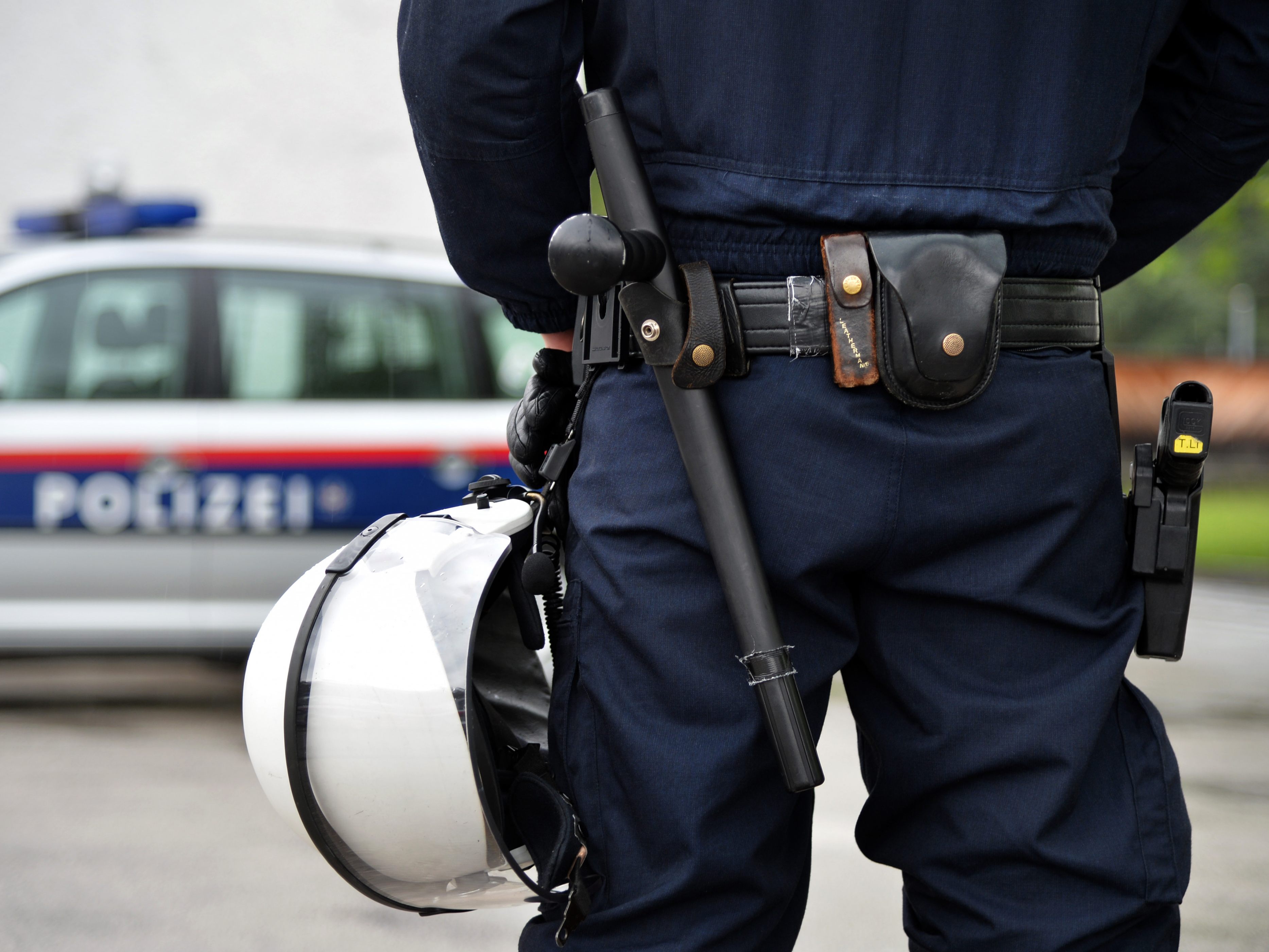 15 Personen attackierten am Wiener Praterstern einen Jugendlichen mit dem Messer. 15 Personen attackierten am Wiener Praterstern einen Jugendlichen mit dem Messer.