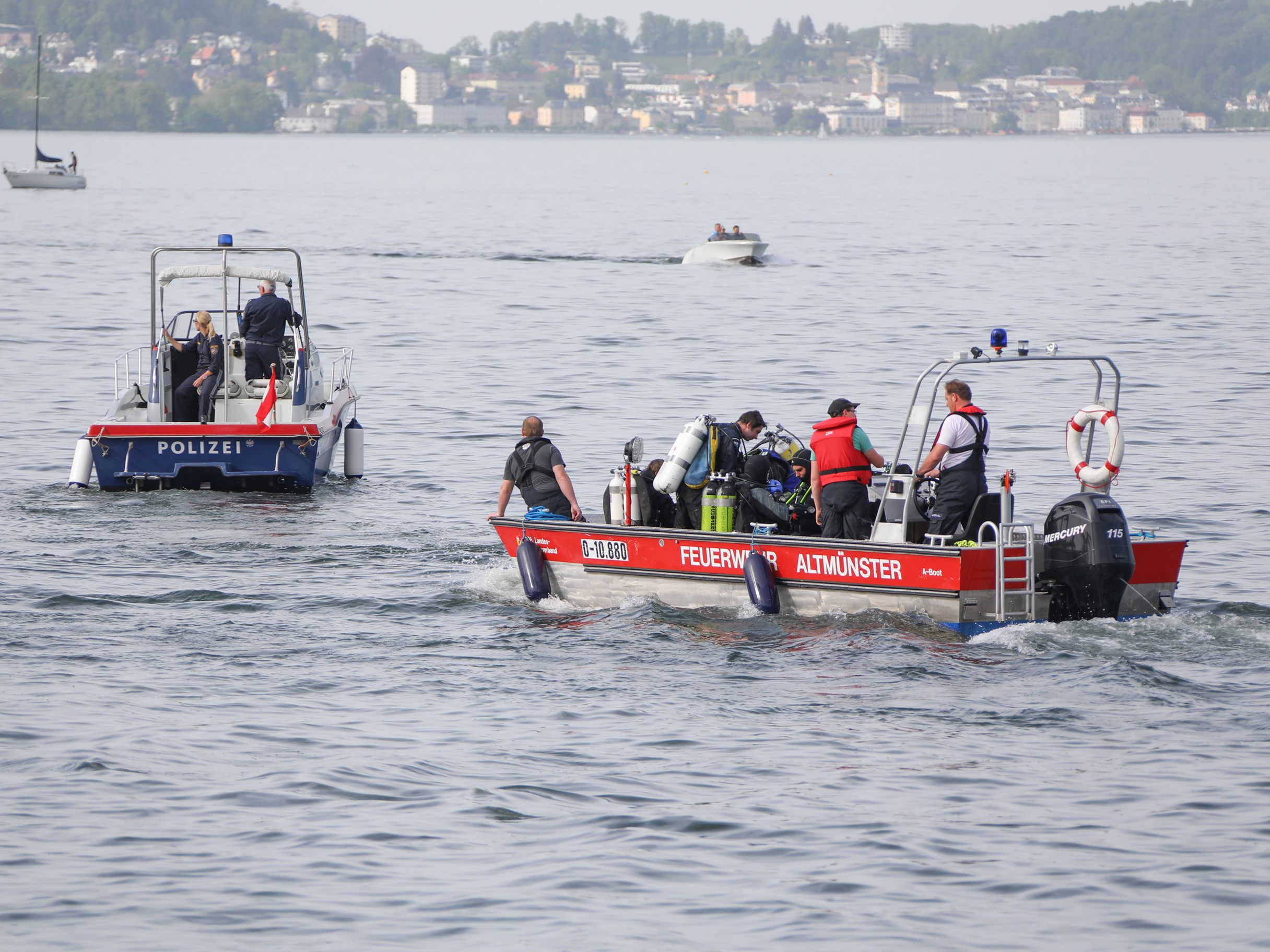 Ein Polizeiboot kam den gekenterten Seglern zur Rettung. Ein Polizeiboot kam den gekenterten Seglern zur Rettung.